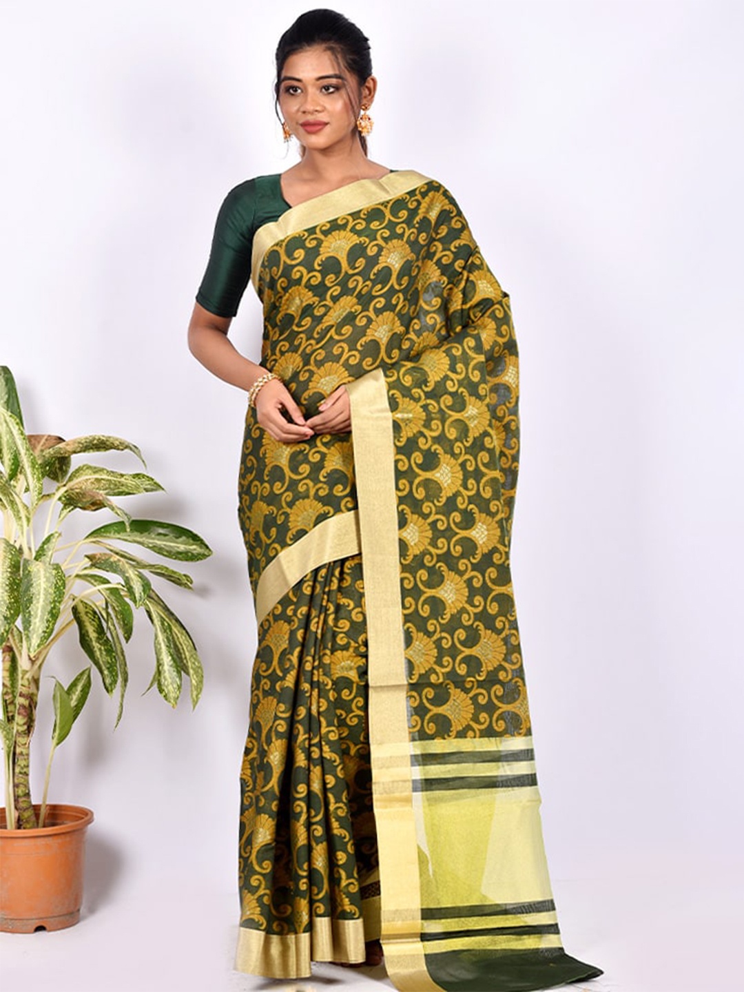 

AllSilks Green & Gold-Toned Woven Design Zari Silk Blend Saree