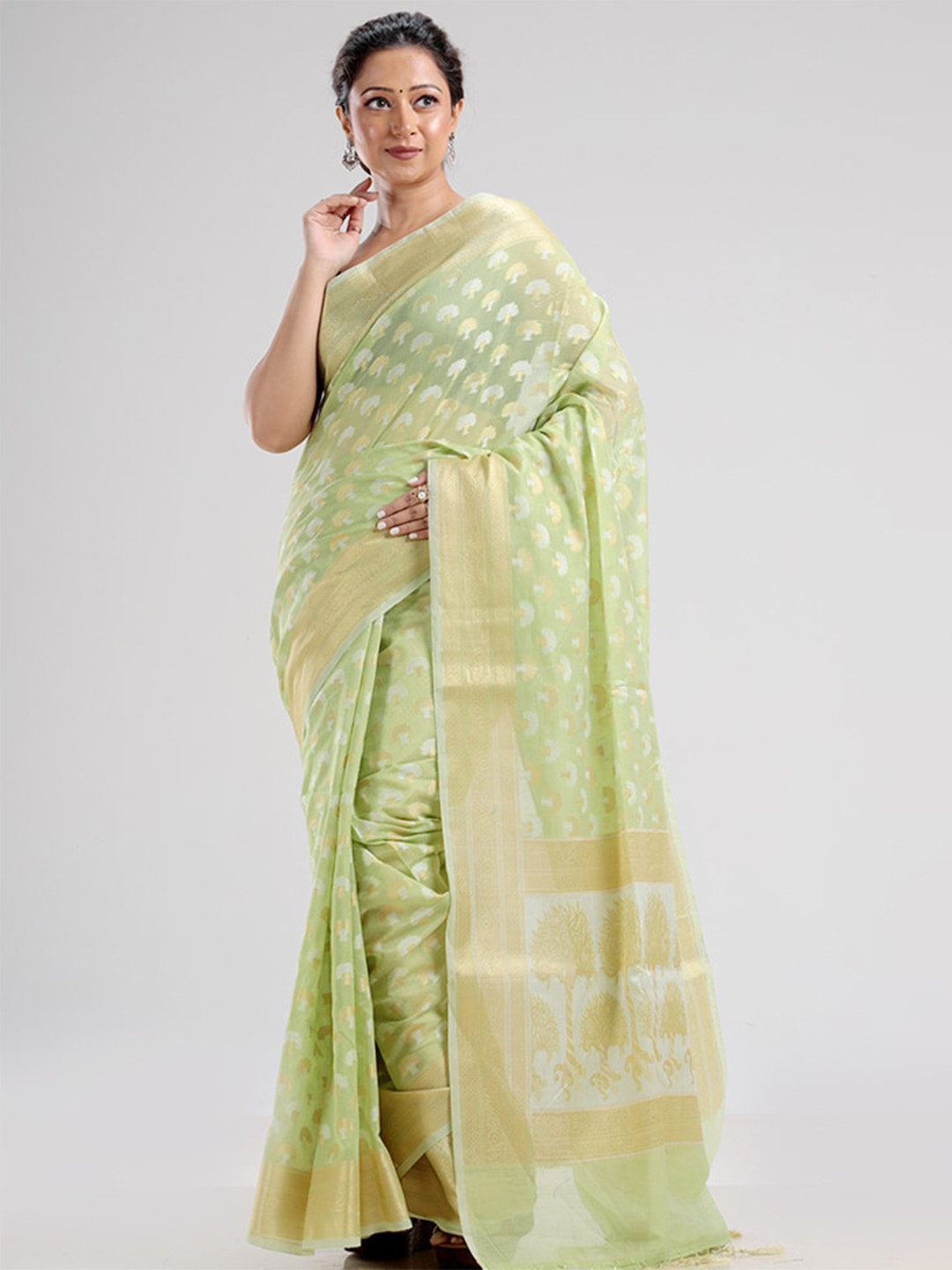 

AllSilks Green & Gold-Toned Woven Design Silk Blend Zari Saree