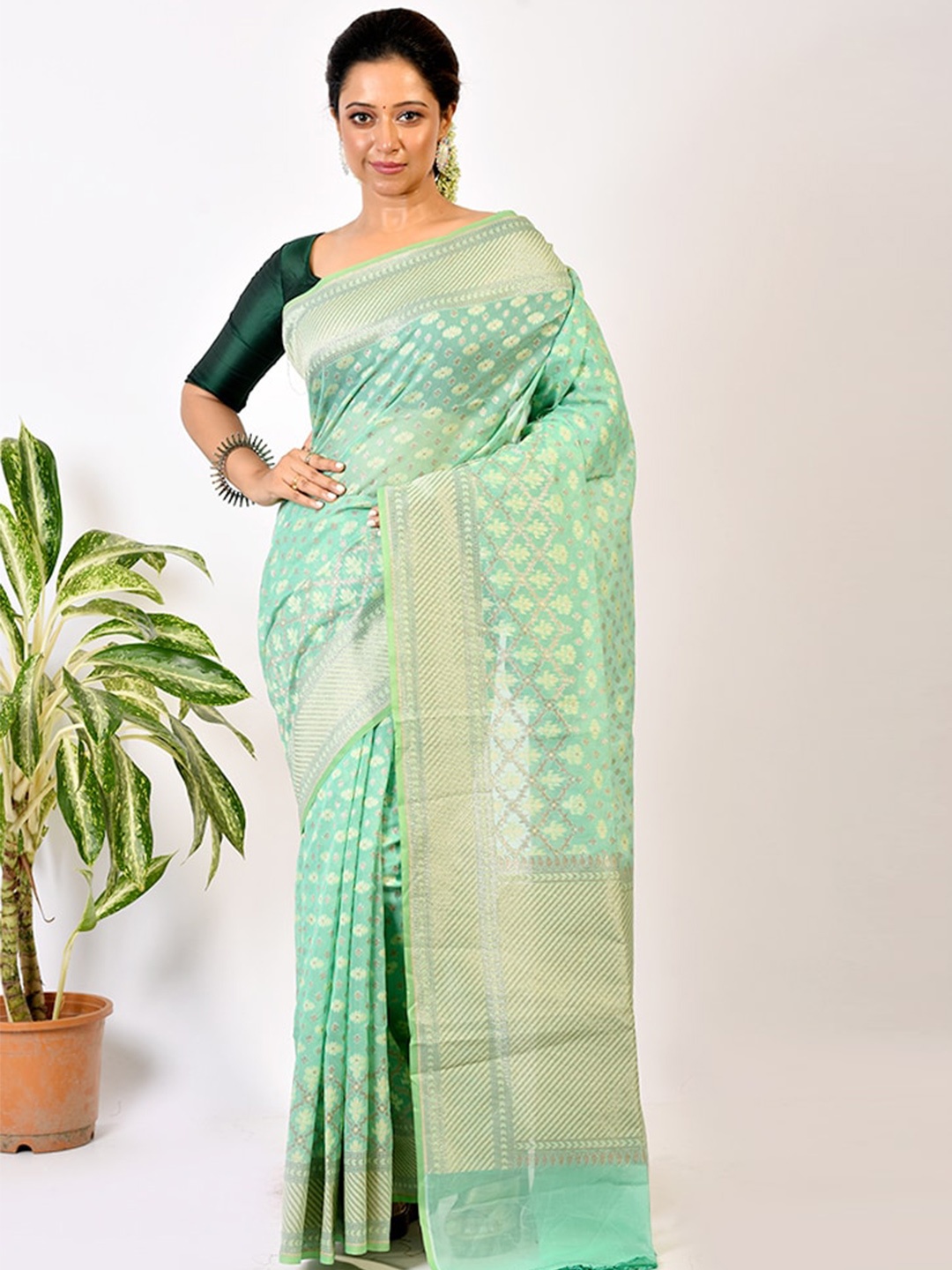 

AllSilks Green & Gold-Toned Ethnic Motifs Zari Silk Blend Saree