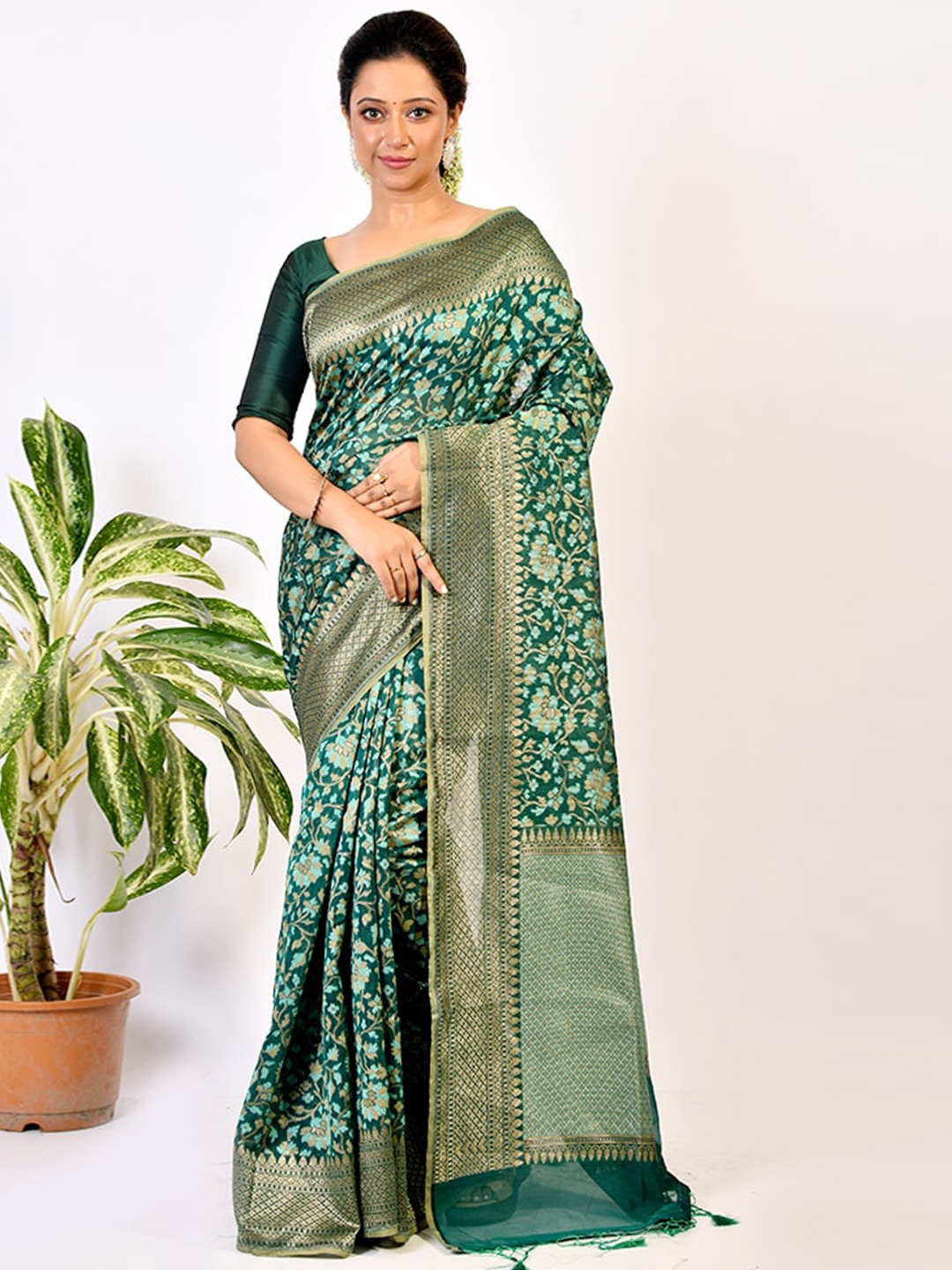 

AllSilks Green & Gold-Toned Floral Zari Silk Blend Saree