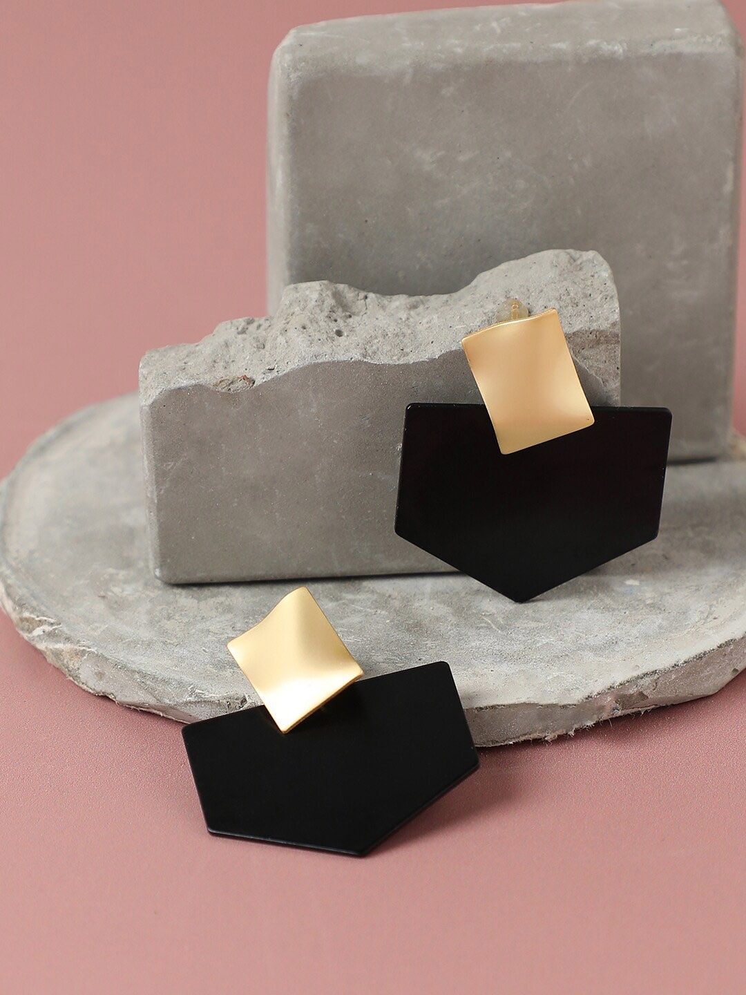 

SOHI Gold-Plated & Black Contemporary Drop Earrings