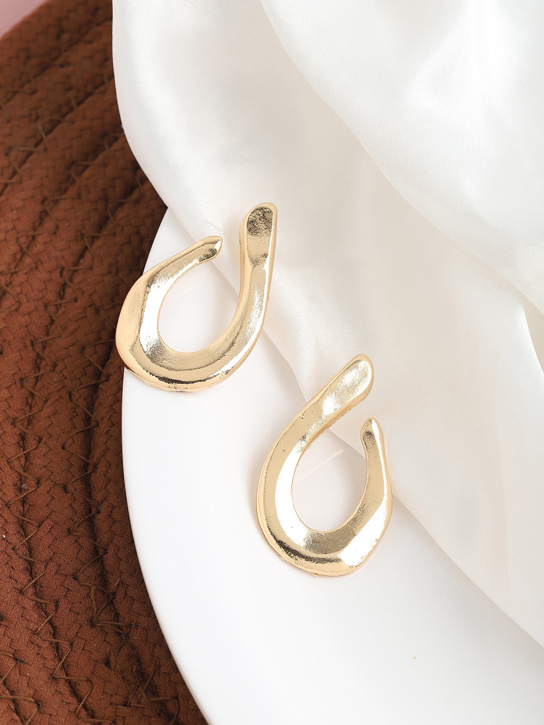 

SOHI Gold Plated Contemporary Drop Earrings