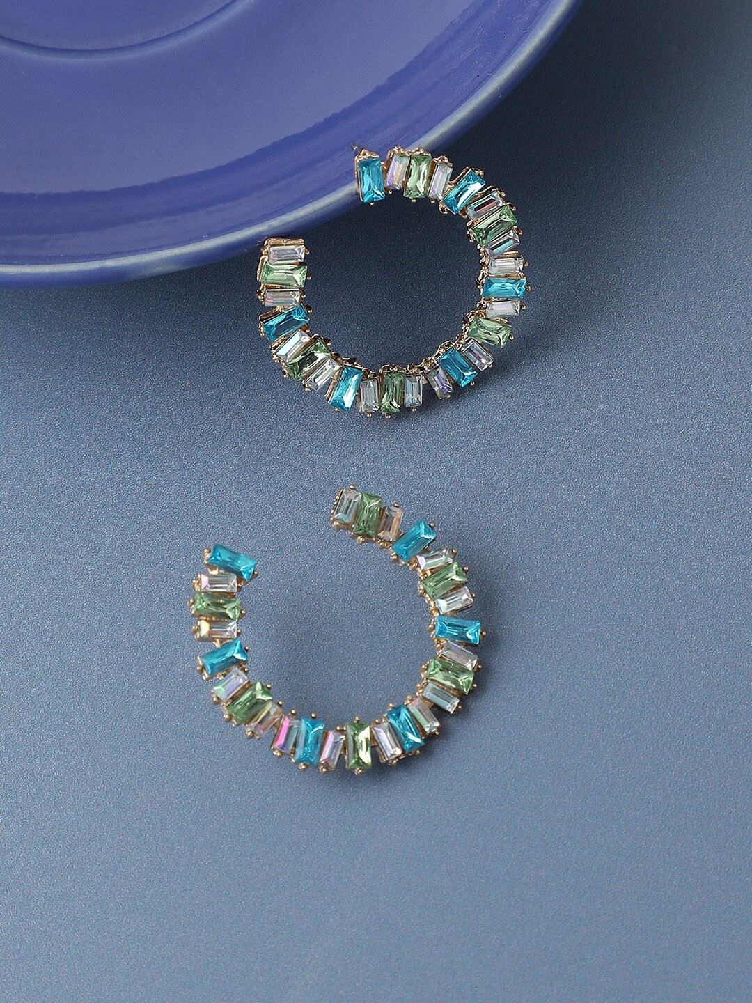 

SOHI Blue & White Gold Plated Contemporary Half Hoop Earrings