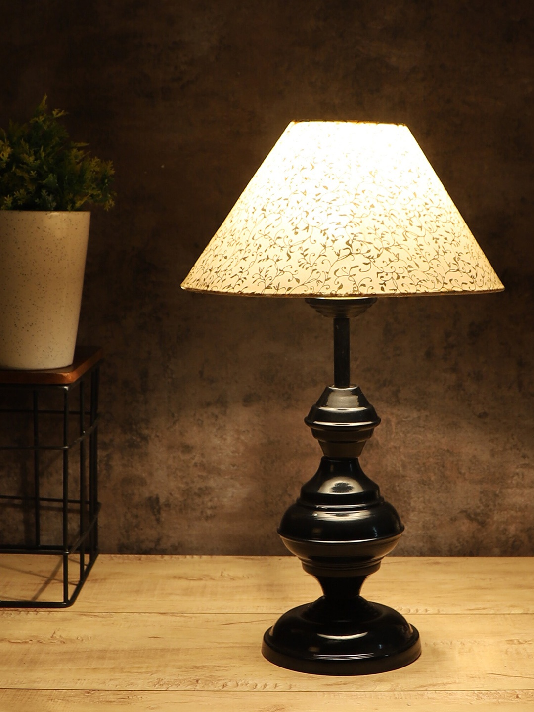 

MFD HOME FURNISHING Beige & Black Printed Metal Table Lamp