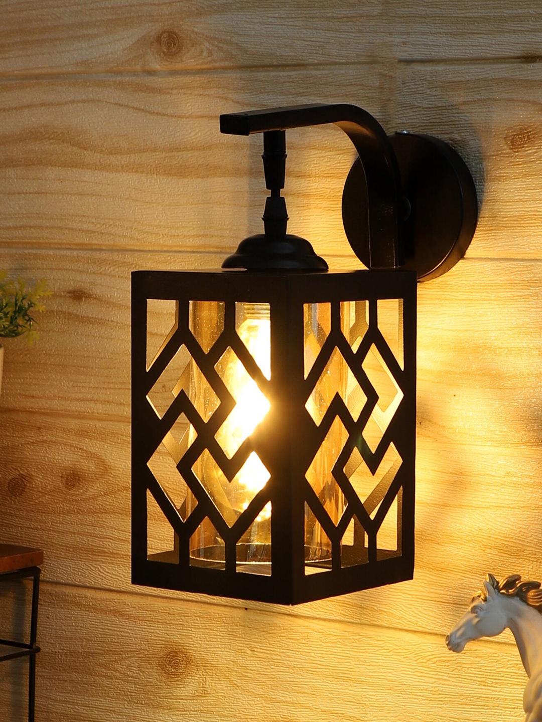 

MFD HOME FURNISHING Black Square Glass Wall Lamp