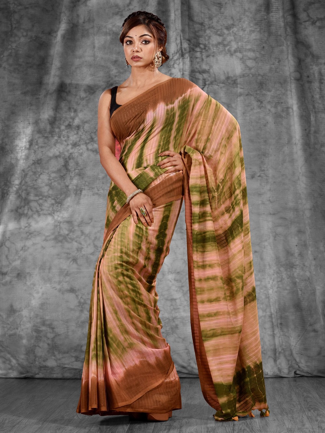 

Charukriti Beige & Brown Tie and Dye Pure Cotton Saree