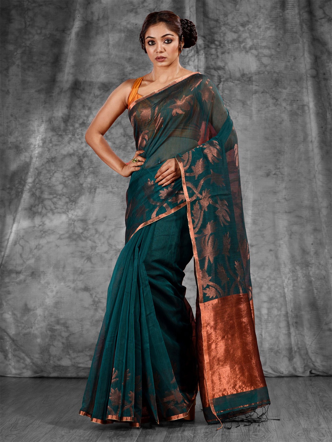 

Charukriti Green & Gold-Toned Woven Design Zari Pure Cotton Saree