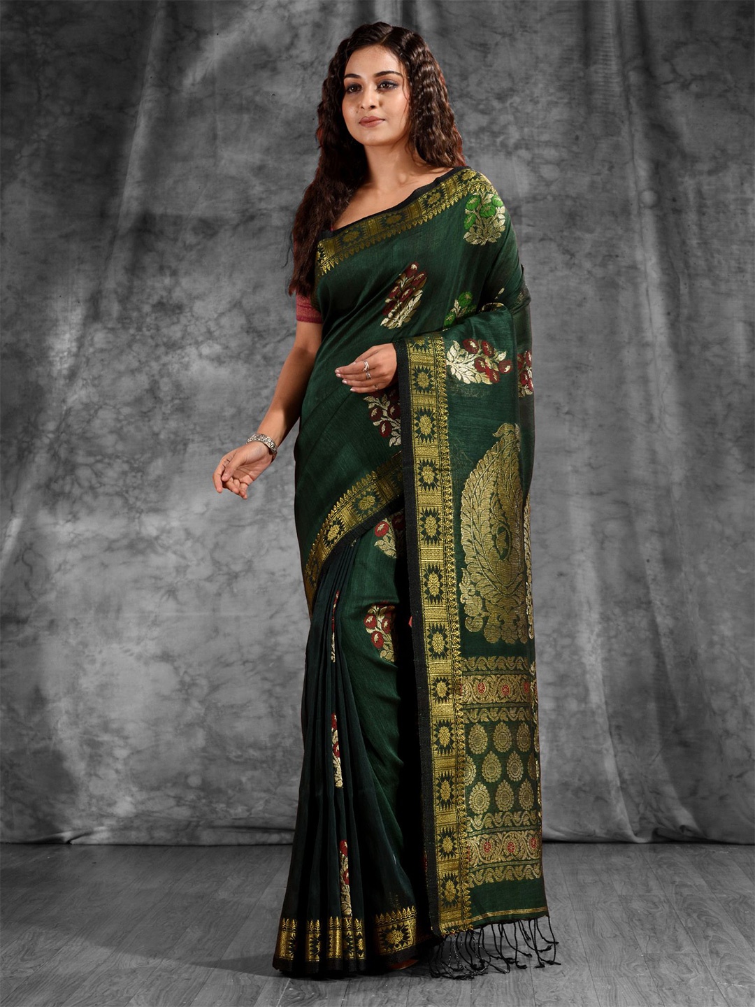 

Charukriti Green & Gold-Toned Woven Design Zari Pure Linen Saree