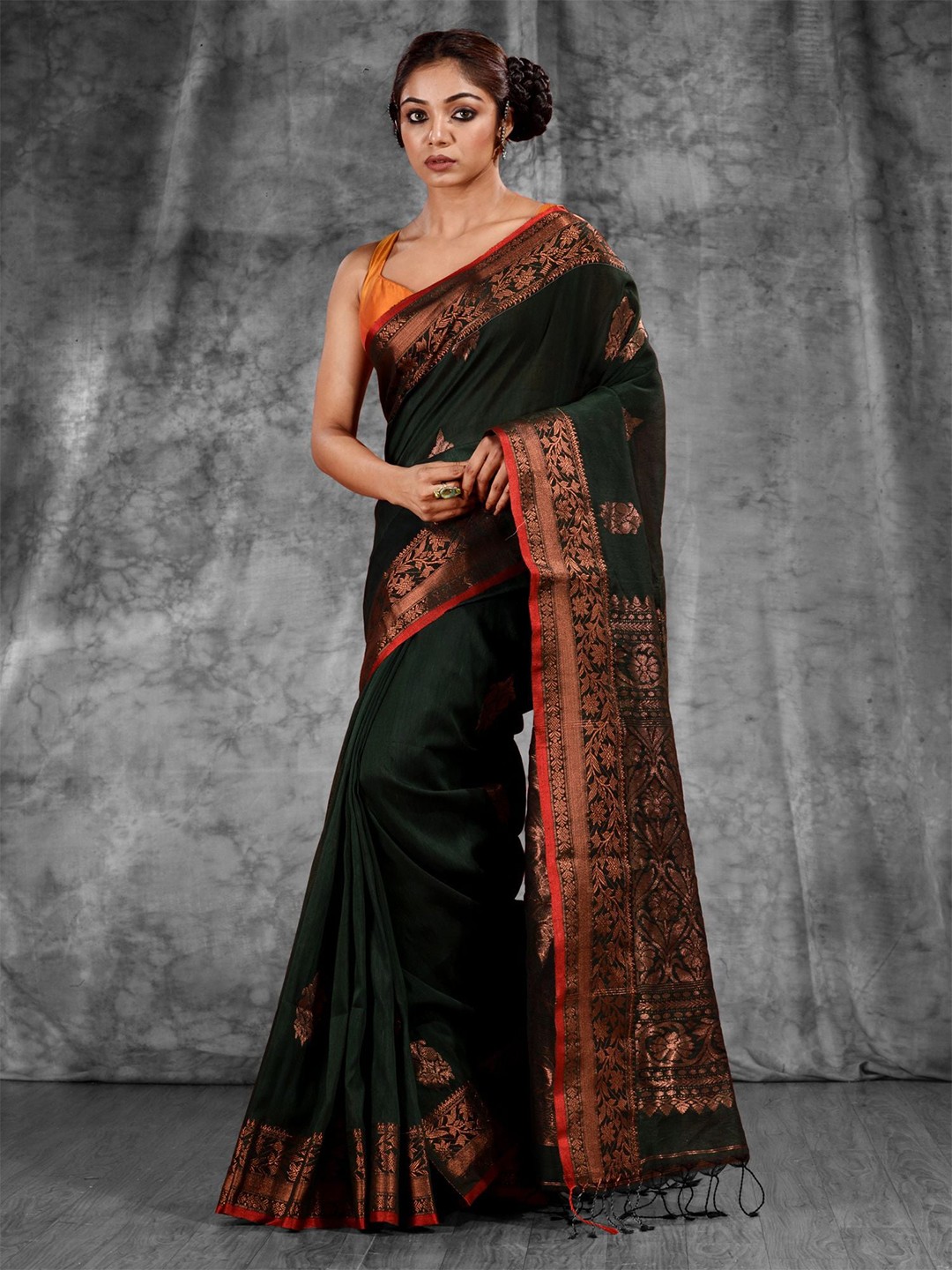 

Charukriti Green & Gold-Toned Woven Design Pure Linen Zari Saree