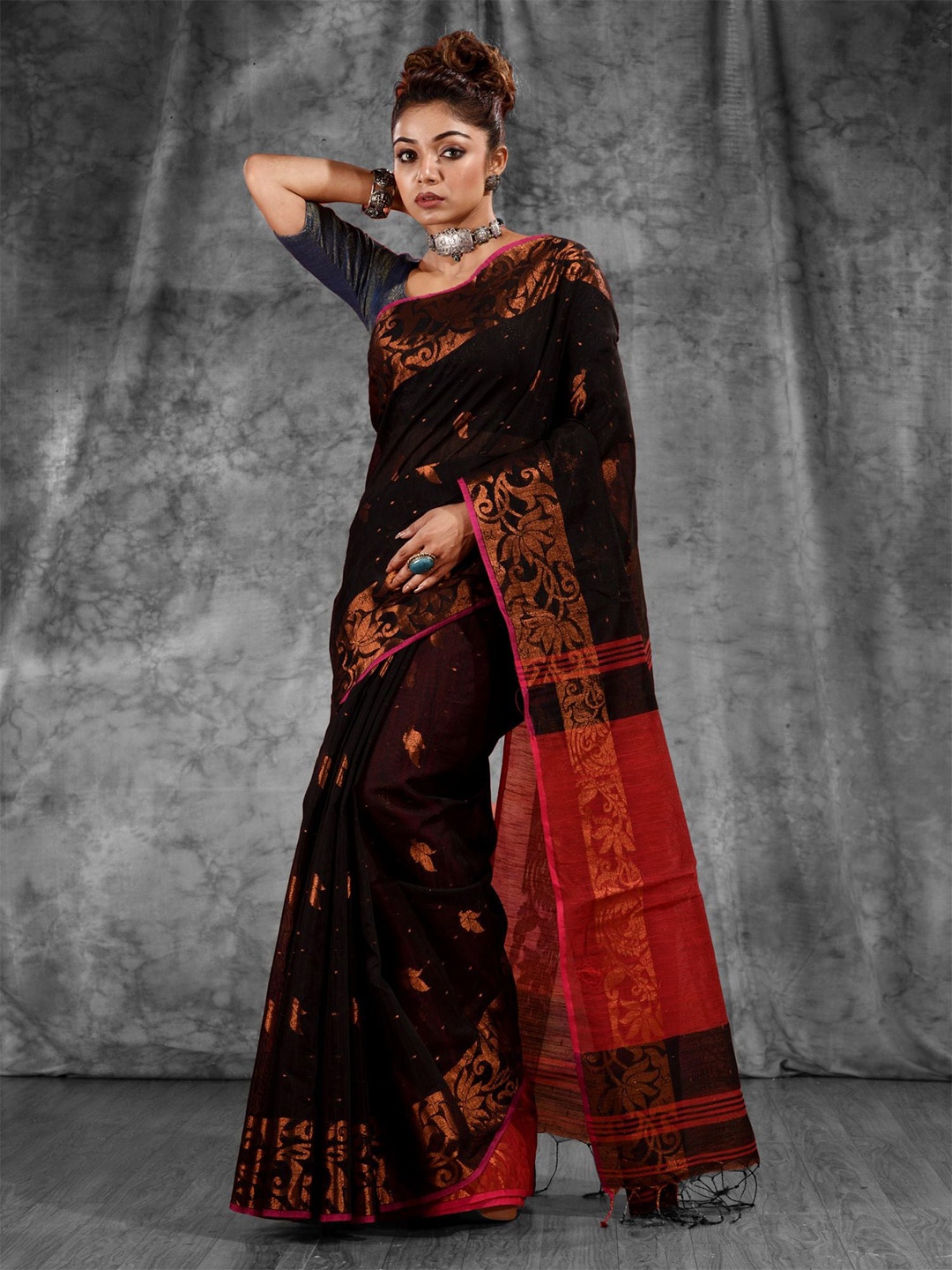 

Charukriti Black & Gold-Toned Woven Design Pure Cotton Zari Saree