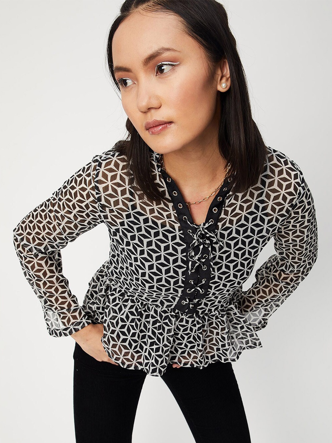 

max Black & White Geometric Printed Mandarin Collar Crop Top