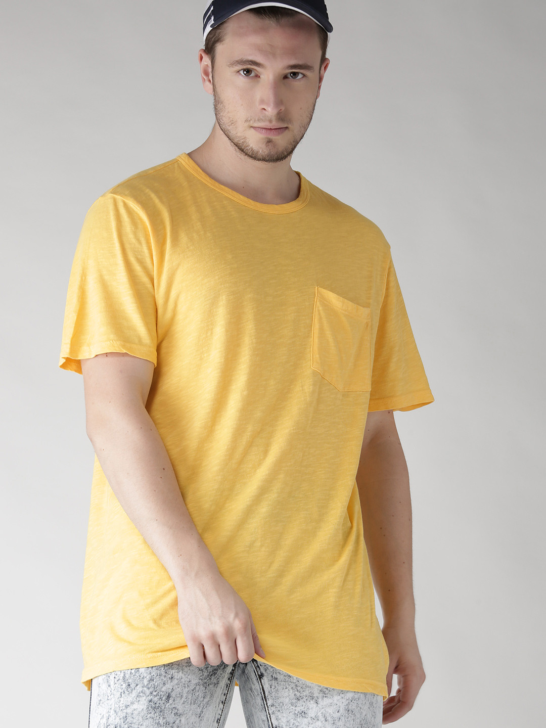 

FOREVER 21 Men Yellow Solid Round Neck T-shirt