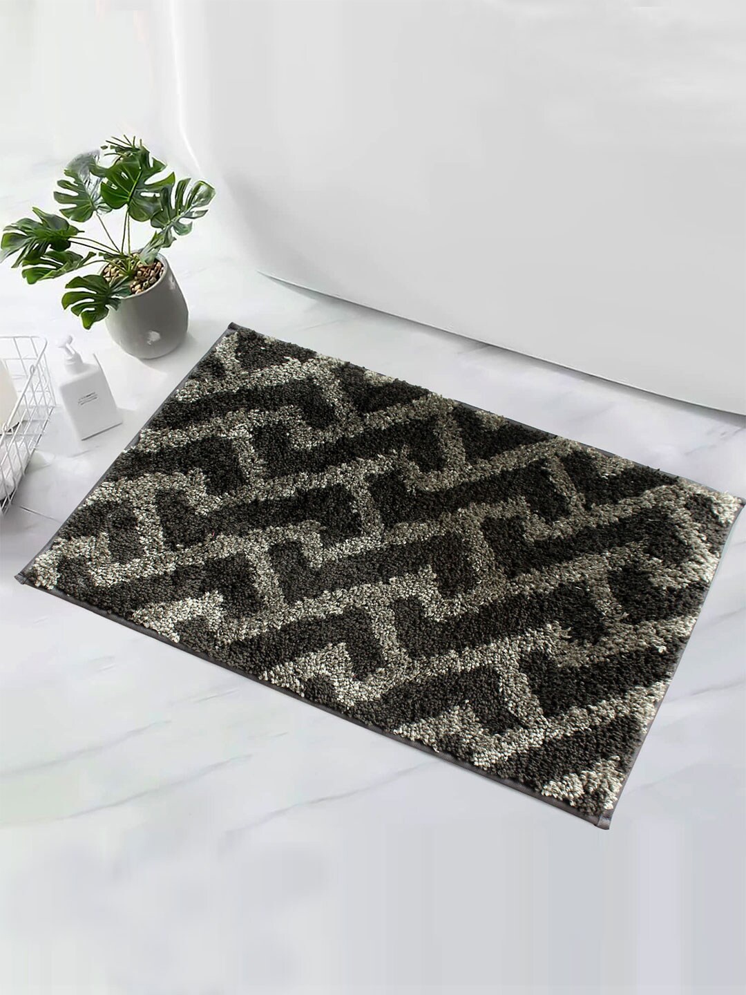 

LUXEHOME INTERNATIONAL Black Printed 1600 GSM Anti Skid Bath Rug