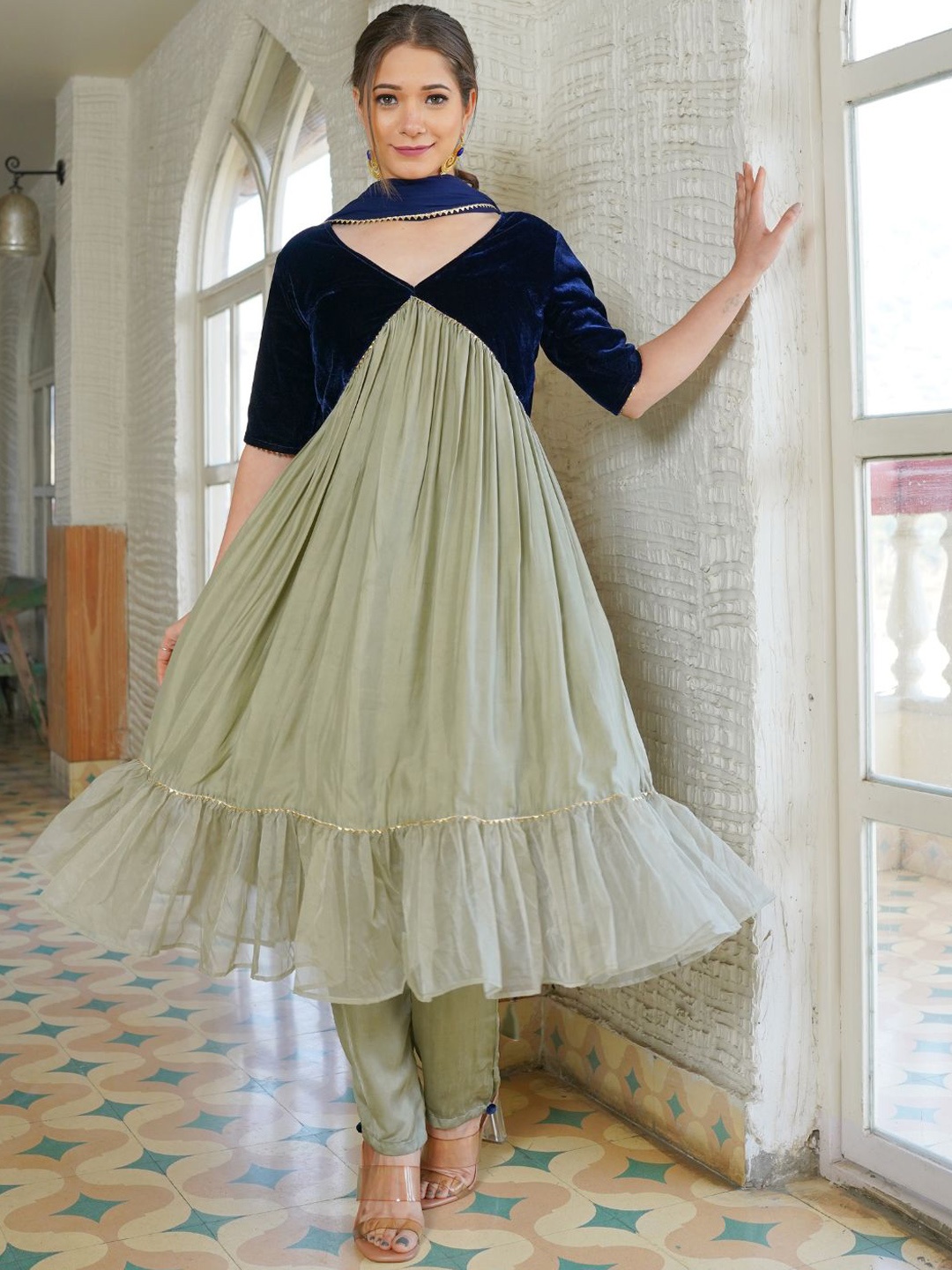 

HOUSE OF JAMOTI Women Green Colourblocked Empire Gotta Patti Velvet Kurta with Trousers & With Dupatta