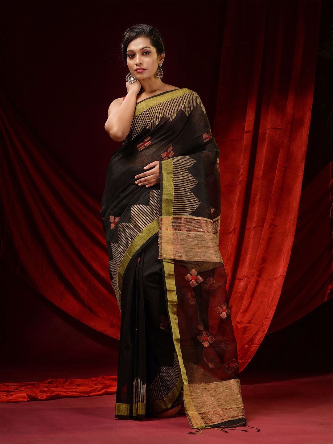 

Charukriti Black & Gold-Toned Floral Zari Linen Blend Saree