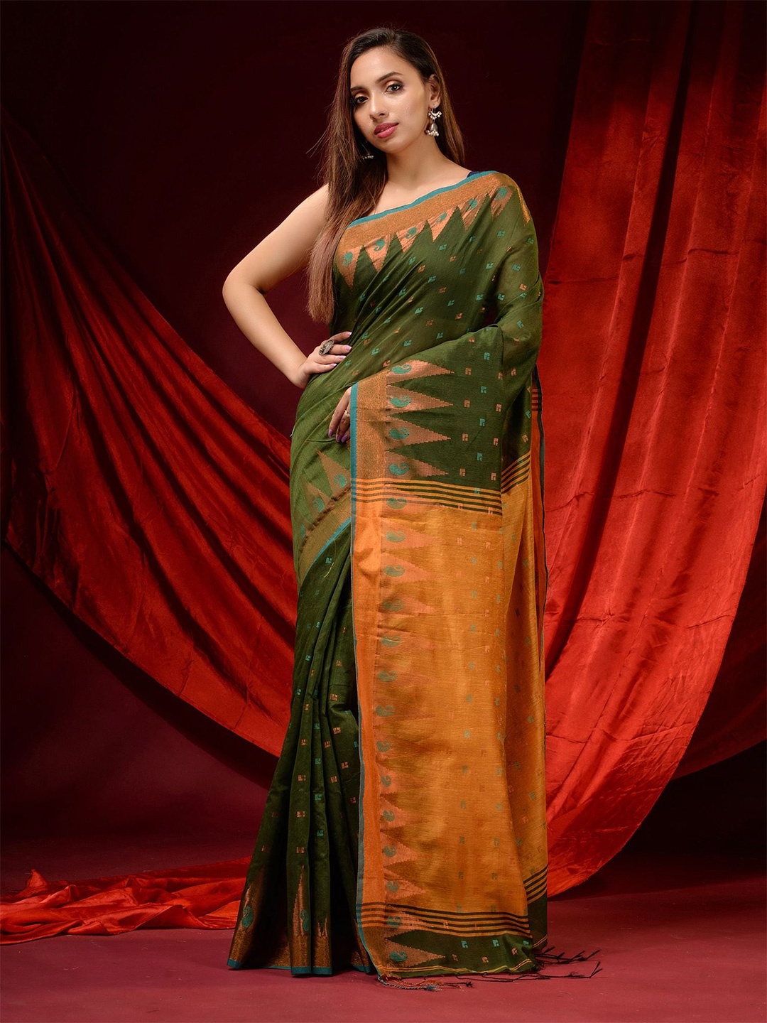 

Charukriti Green & Gold-Toned Floral Saree