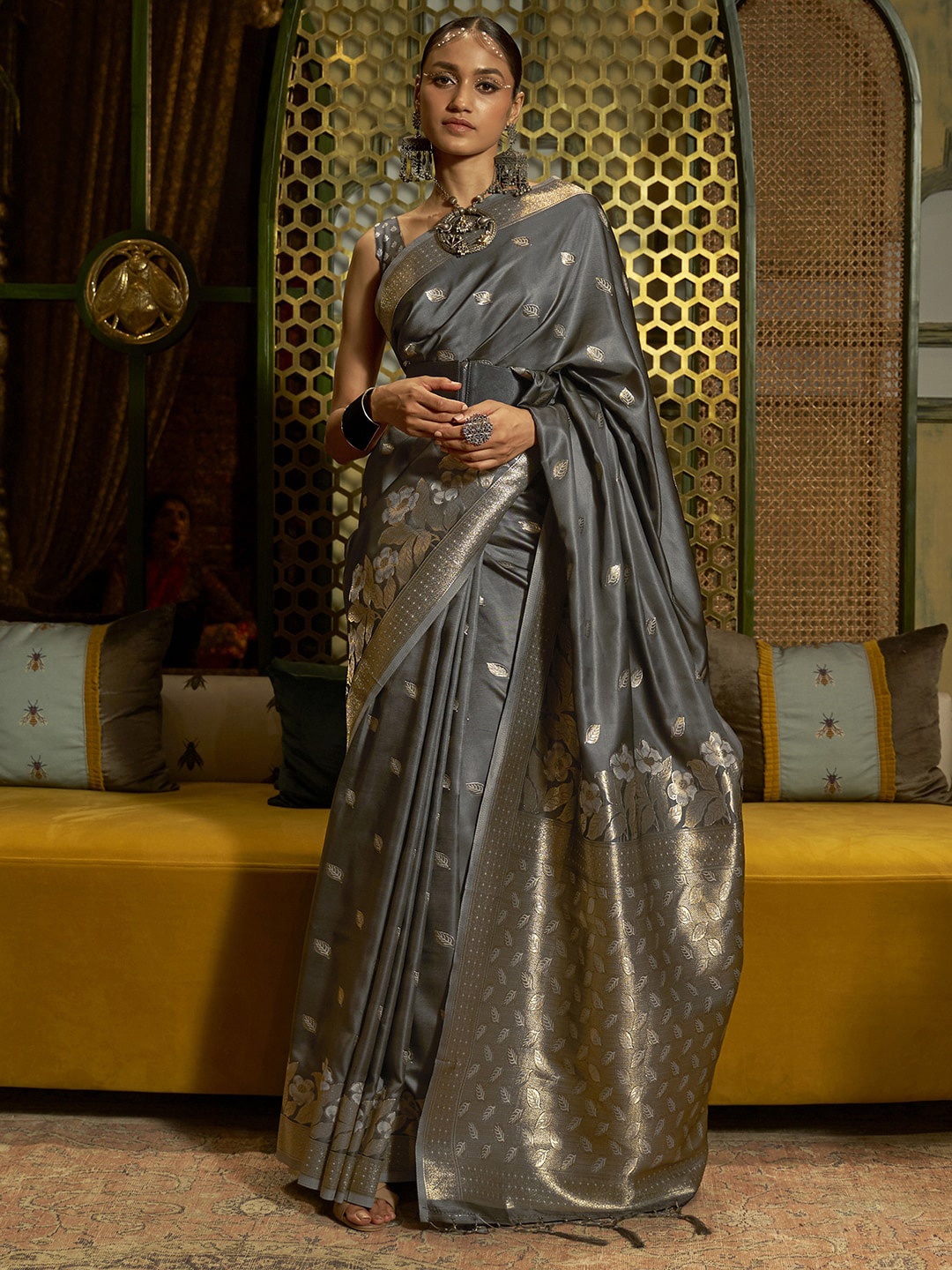 

Mitera Green & Gold-Toned Woven Design Zari Banarasi Saree