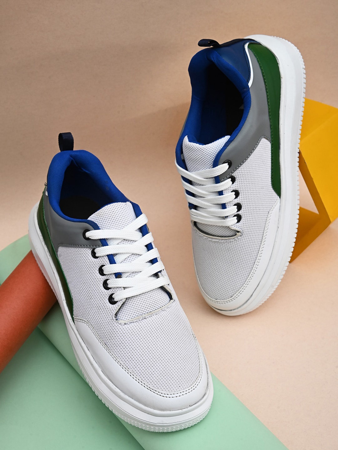 

Kook N Keech Men White Colourblocked Sneakers