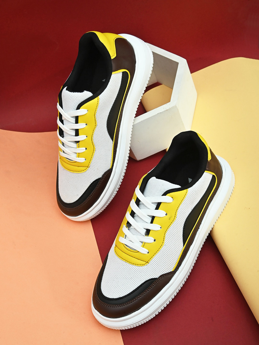 

Kook N Keech Men White Colourblocked Sneakers
