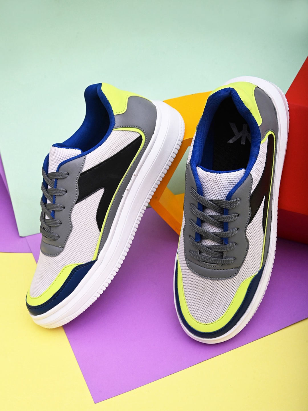 

Kook N Keech Men White Colourblocked Sneakers