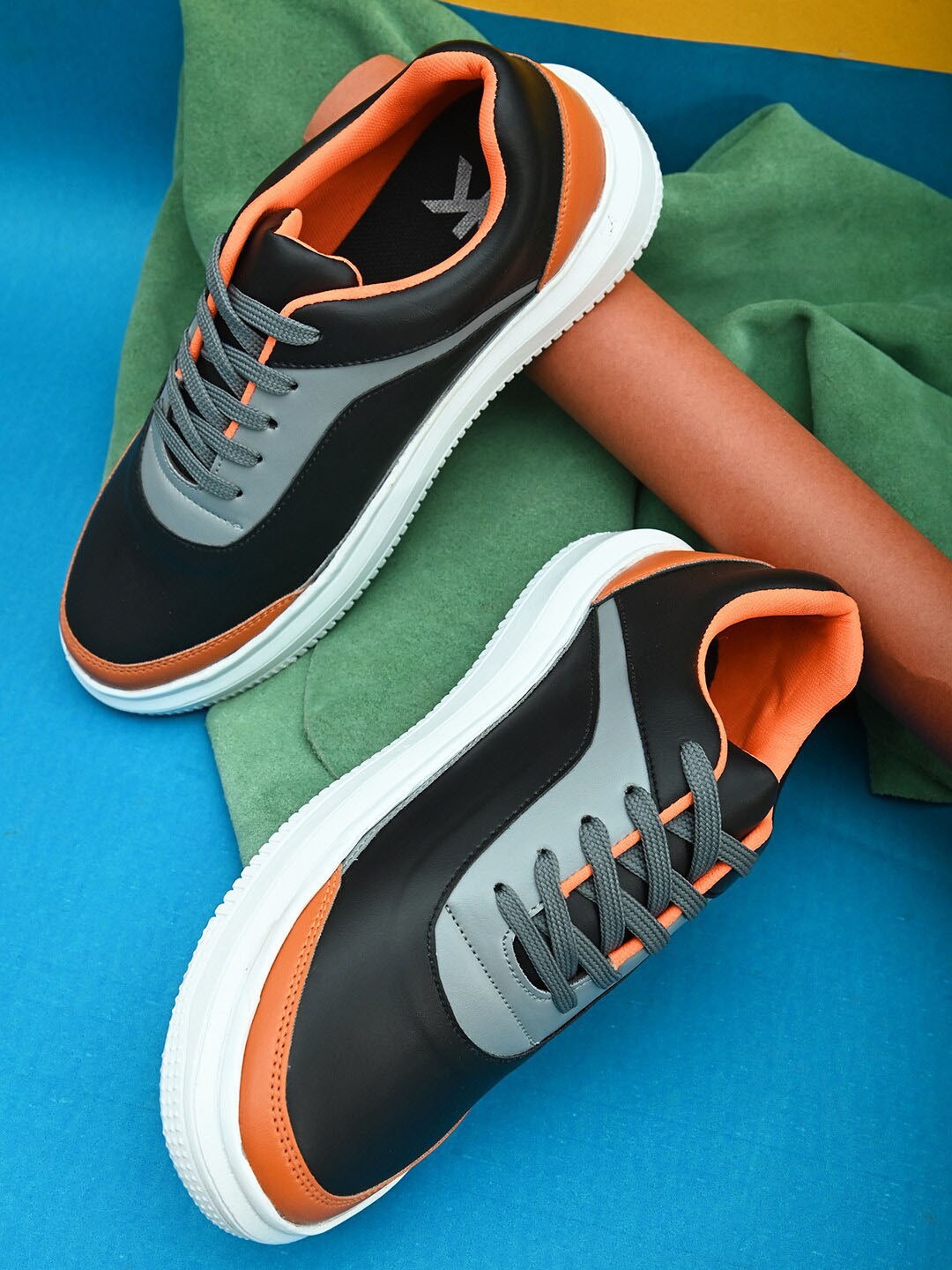 

Kook N Keech Men Black Colourblocked Sneakers
