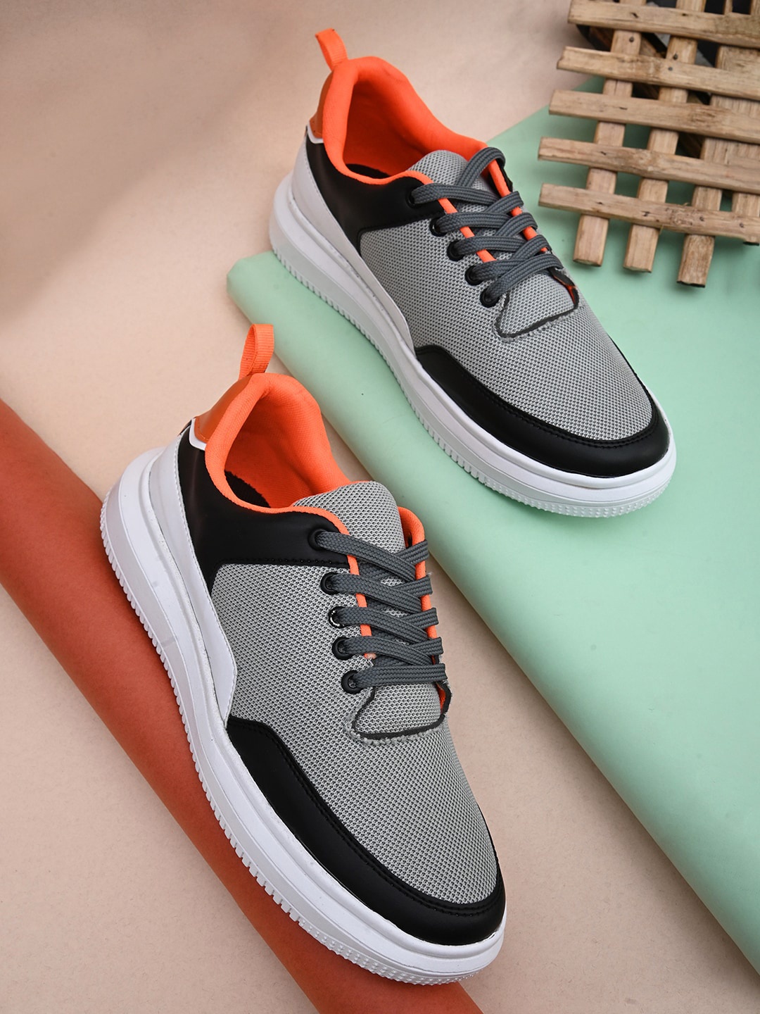 

Kook N Keech Men Grey Colourblocked Sneakers