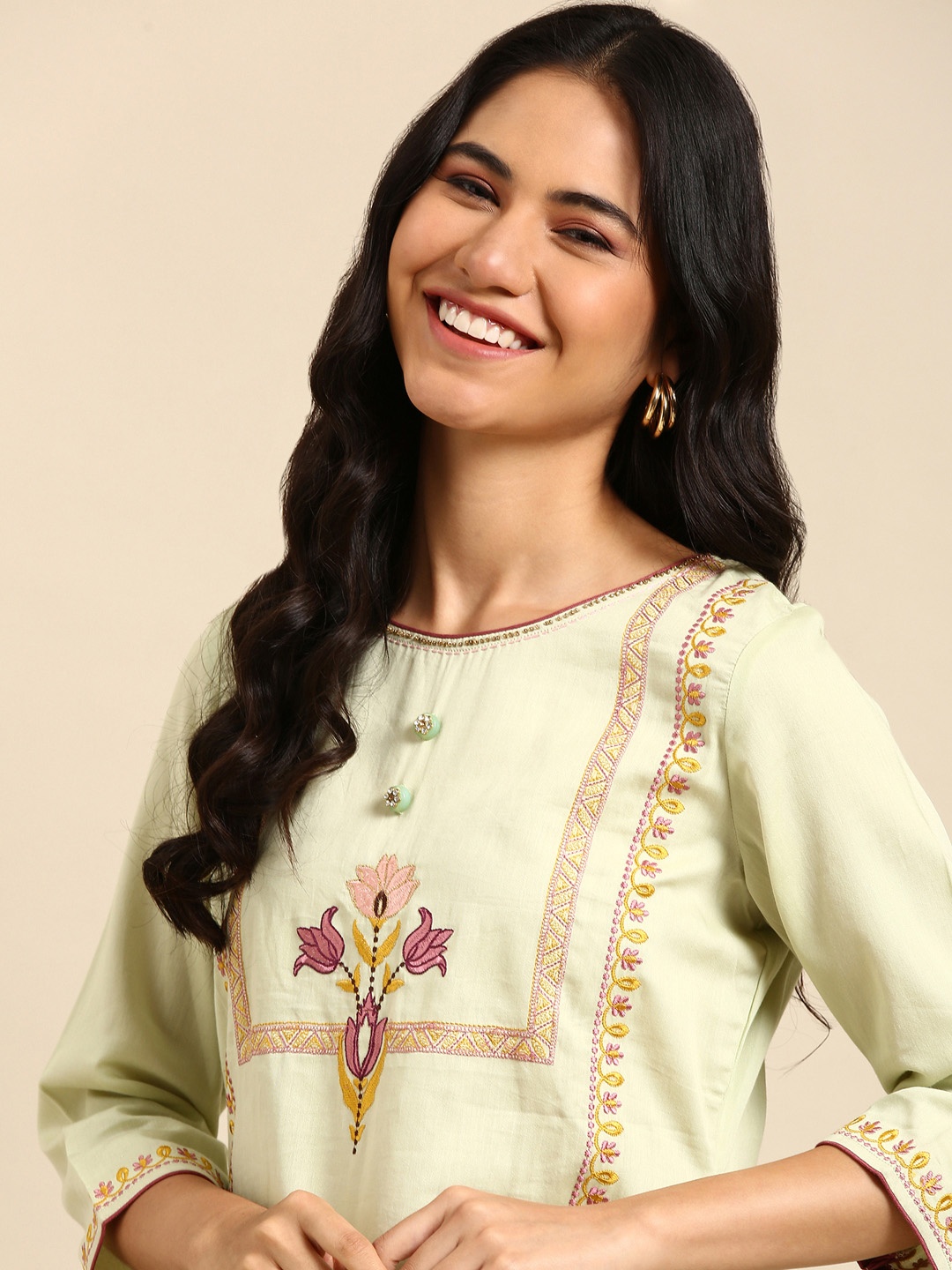 

SHOWOFF Women Green Embroidered Thread Work Kurta with Trousers