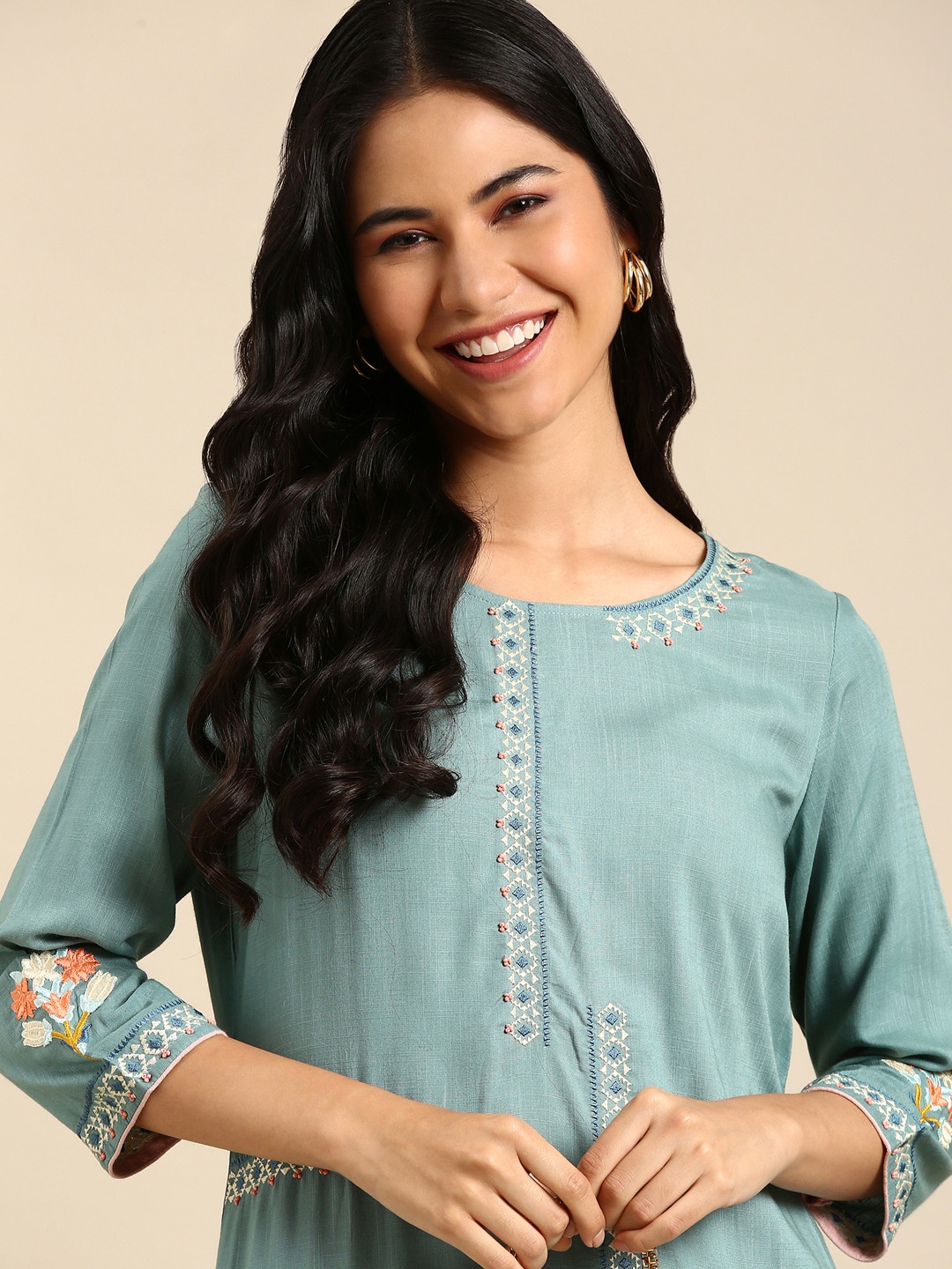 

SHOWOFF Women Sea Green Embroidered Thread Work Kurta with Trousers
