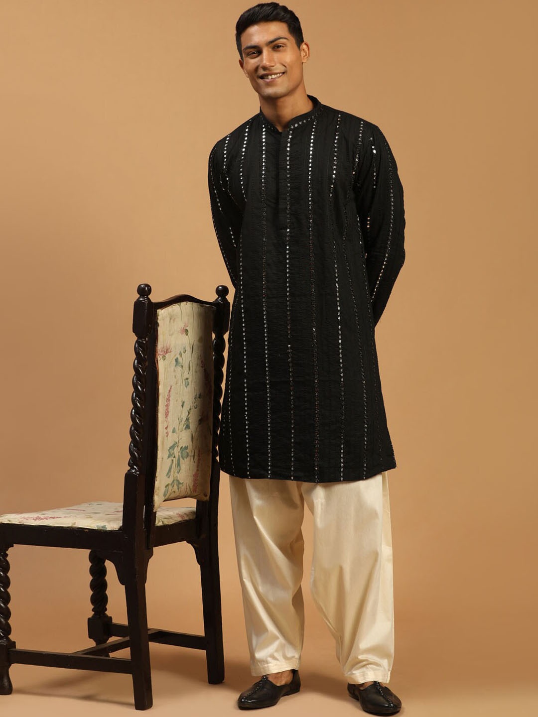 

VASTRAMAY Men Black Embroidered Mirror Work Kurta with Patiala