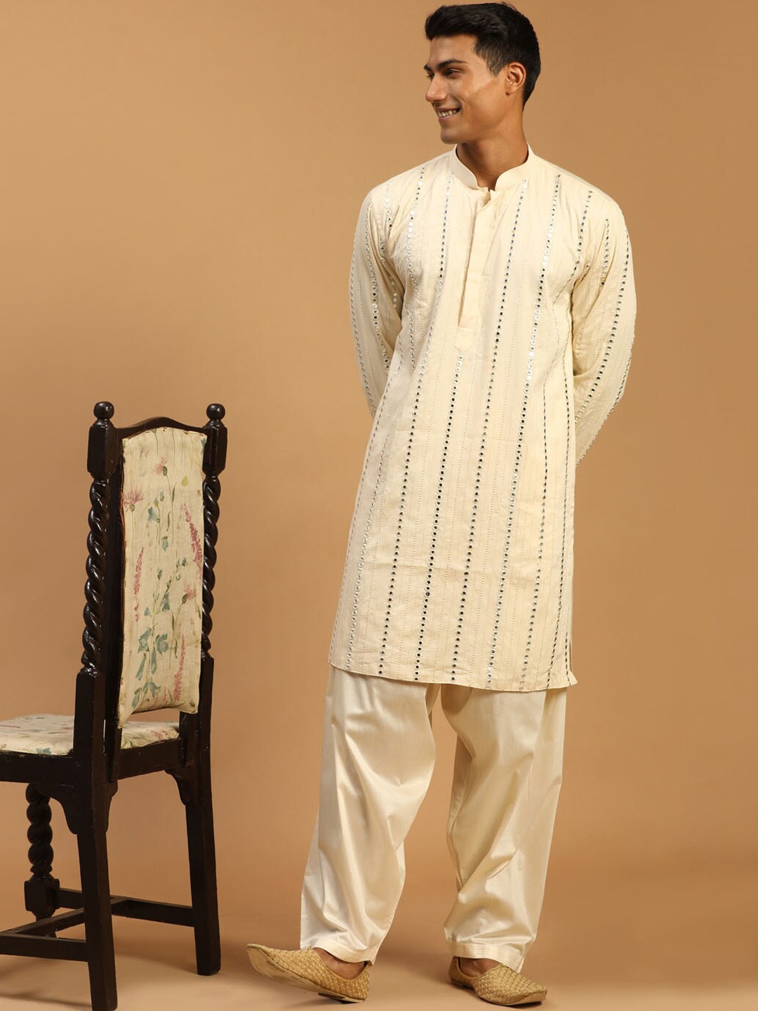 

VASTRAMAY Men Cream-Coloured Embroidered Mirror Work Kurta with Patiala