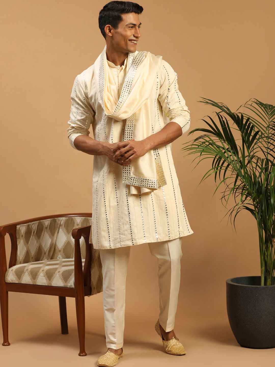 

VASTRAMAY Men Cream-Coloured Embroidered Kurta with Pyjamas & Dupatta