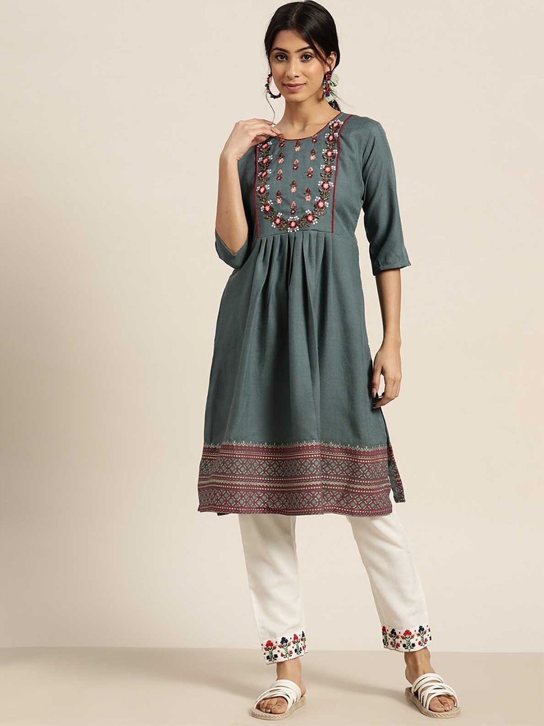 

ODETTE Women Grey Floral Embroidered Thread Work Kurta with Trousers