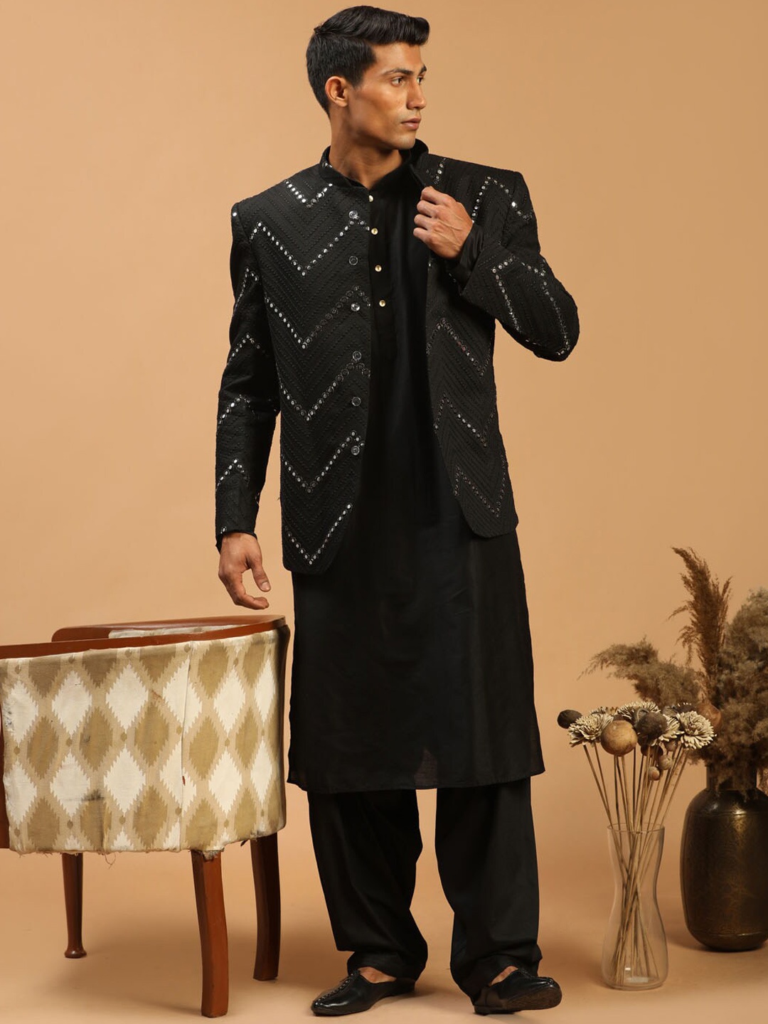 

VASTRAMAY Men Regular Kurta & Patiala with Mirror Work Badhgala Jodhpuri, Black