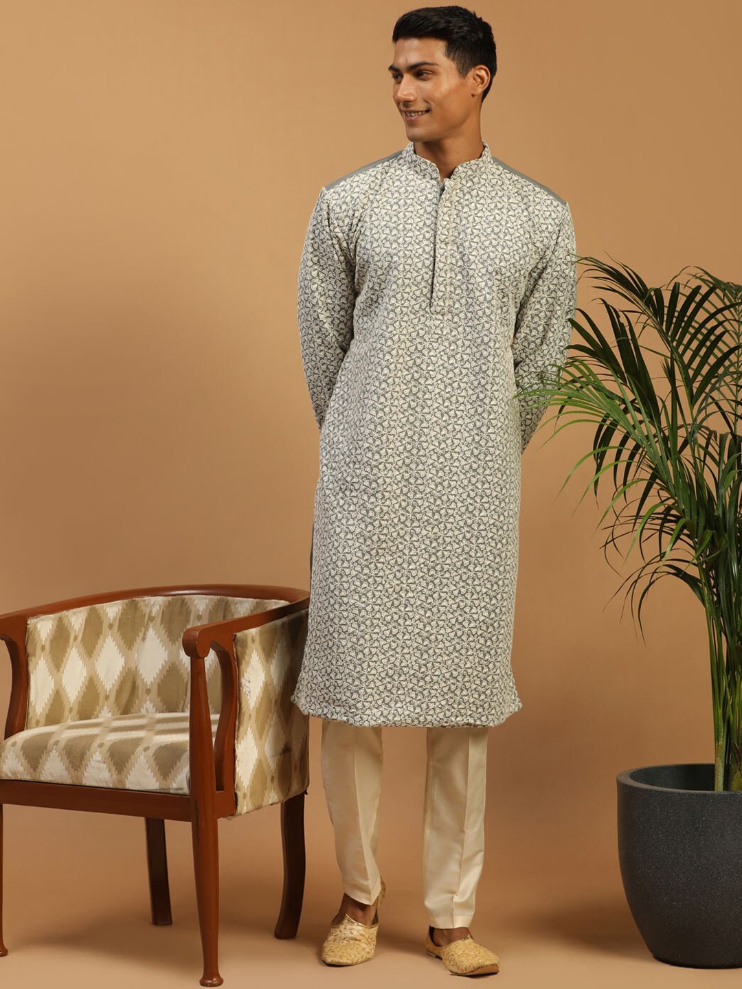 

VASTRAMAY Embroidered Chikankari Kurta With Trousers, Grey