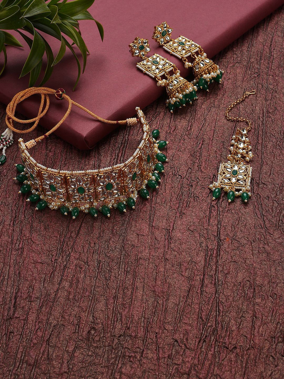 

SOHI Gold-Toned & Green Kundan Studded & Beaded Gold-Plated Jewellery Set