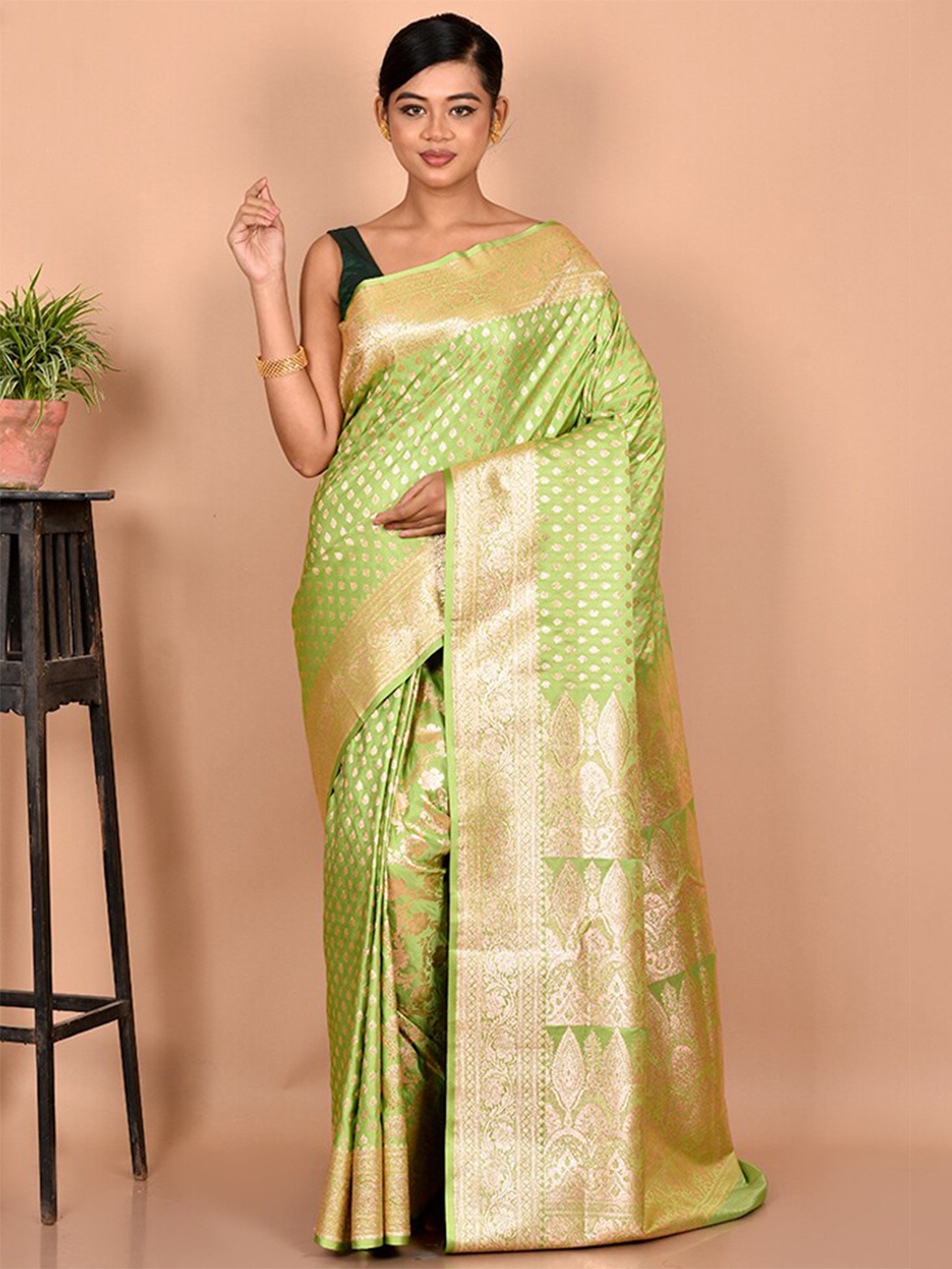 

AllSilks Green & Gold-Toned Floral Zari Silk Blend Banarasi Saree