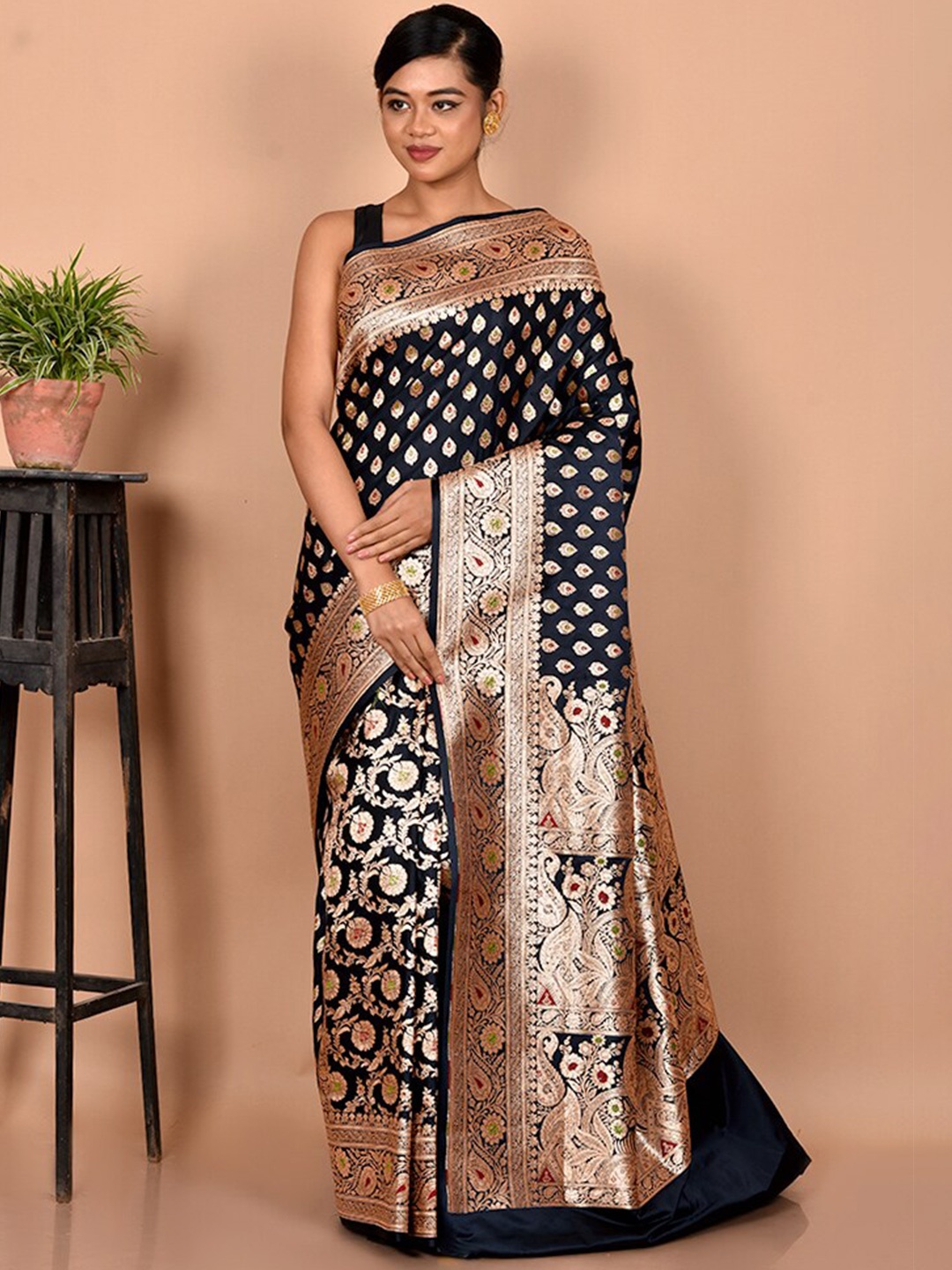 

AllSilks Black & Gold-Toned Floral Zari Silk Blend Banarasi Saree