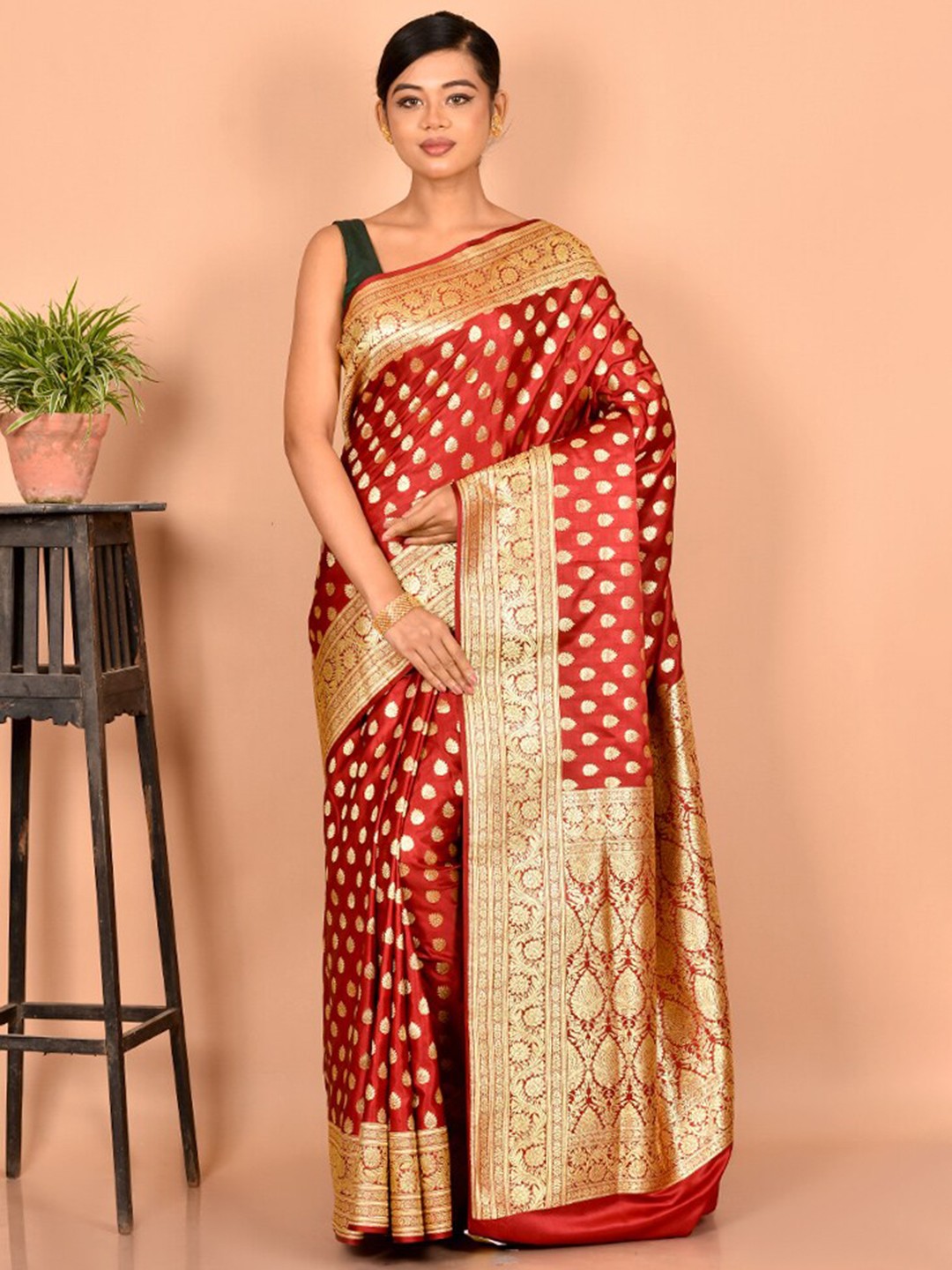 

AllSilks Maroon & Gold-Toned Ethnic Motifs Zari Silk Blend Banarasi Saree