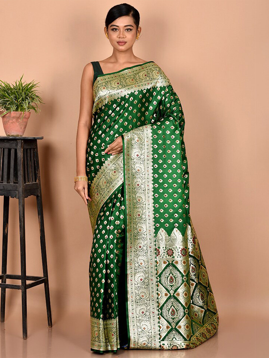 

AllSilks Green & Gold-Toned Woven Design Zari Silk Blend Banarasi Saree