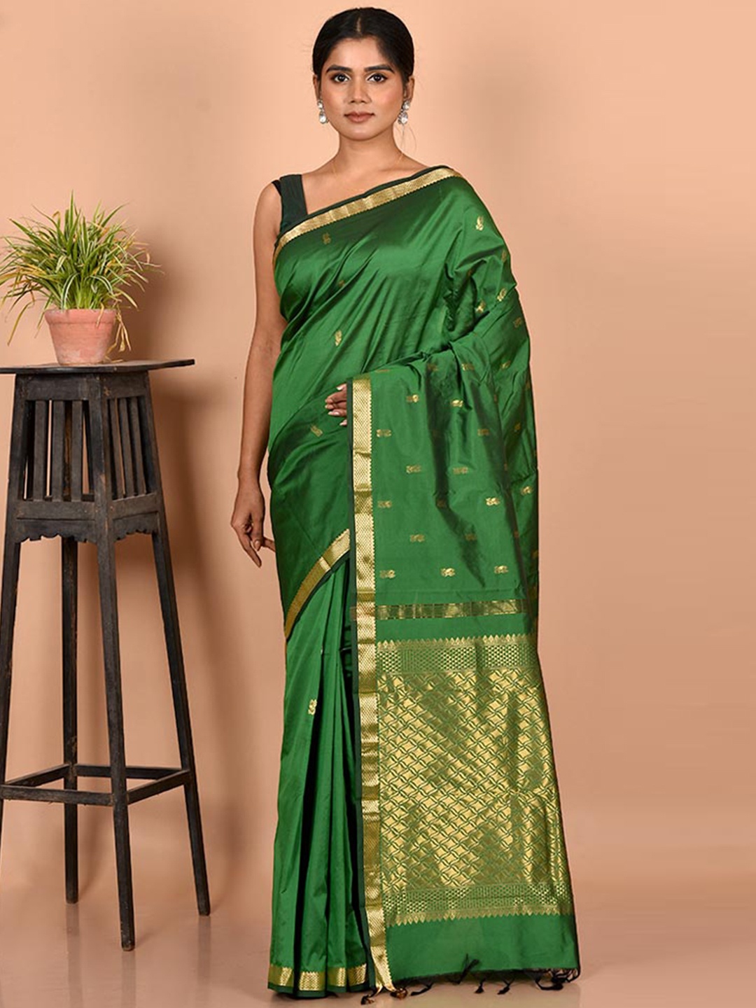 

AllSilks Green & Gold-Toned Woven Design Zari Silk Blend Kanjeevaram Saree