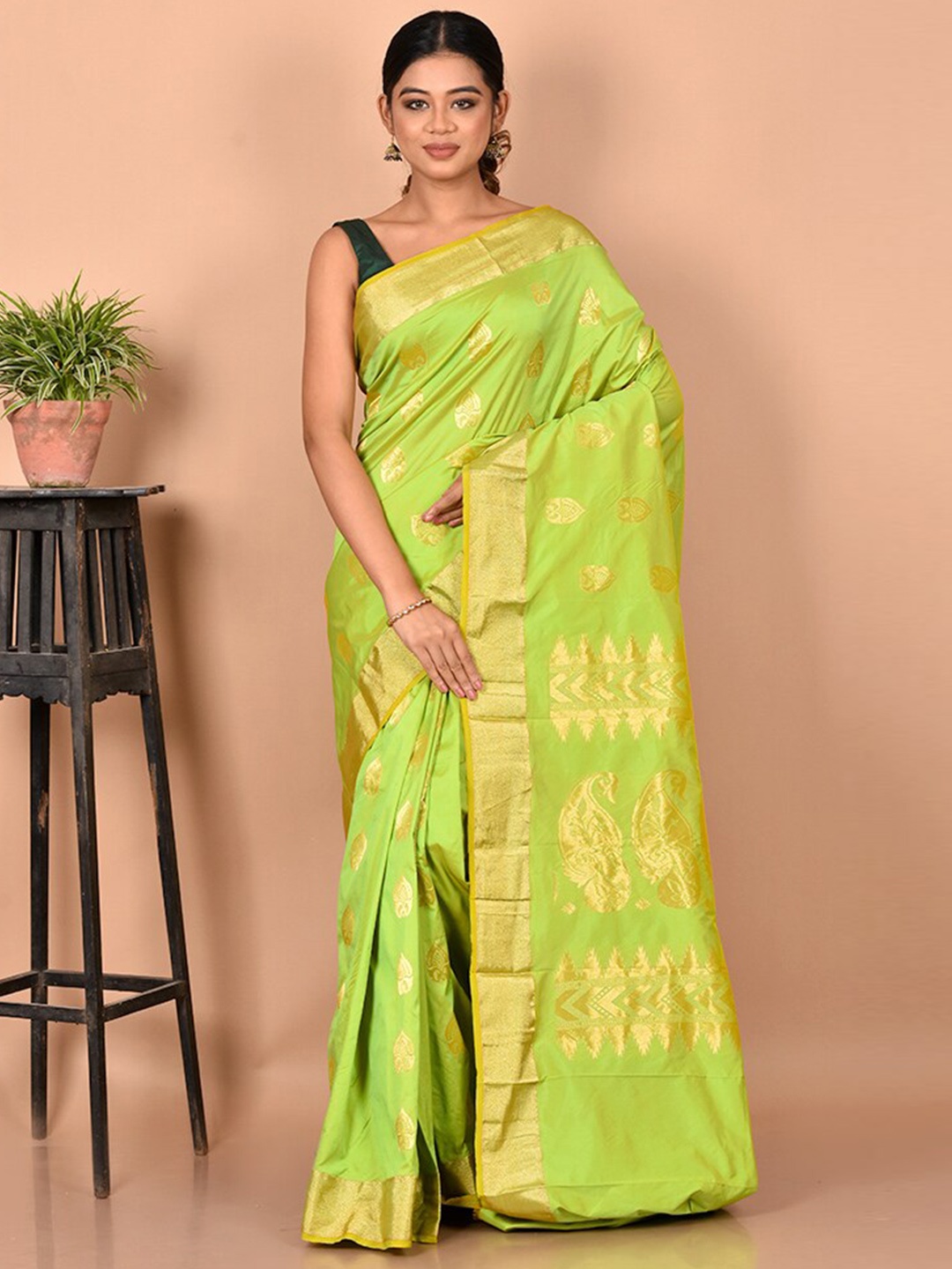 

AllSilks Green & Gold-Toned Woven Design Zari Silk Blend Kanjeevaram Saree