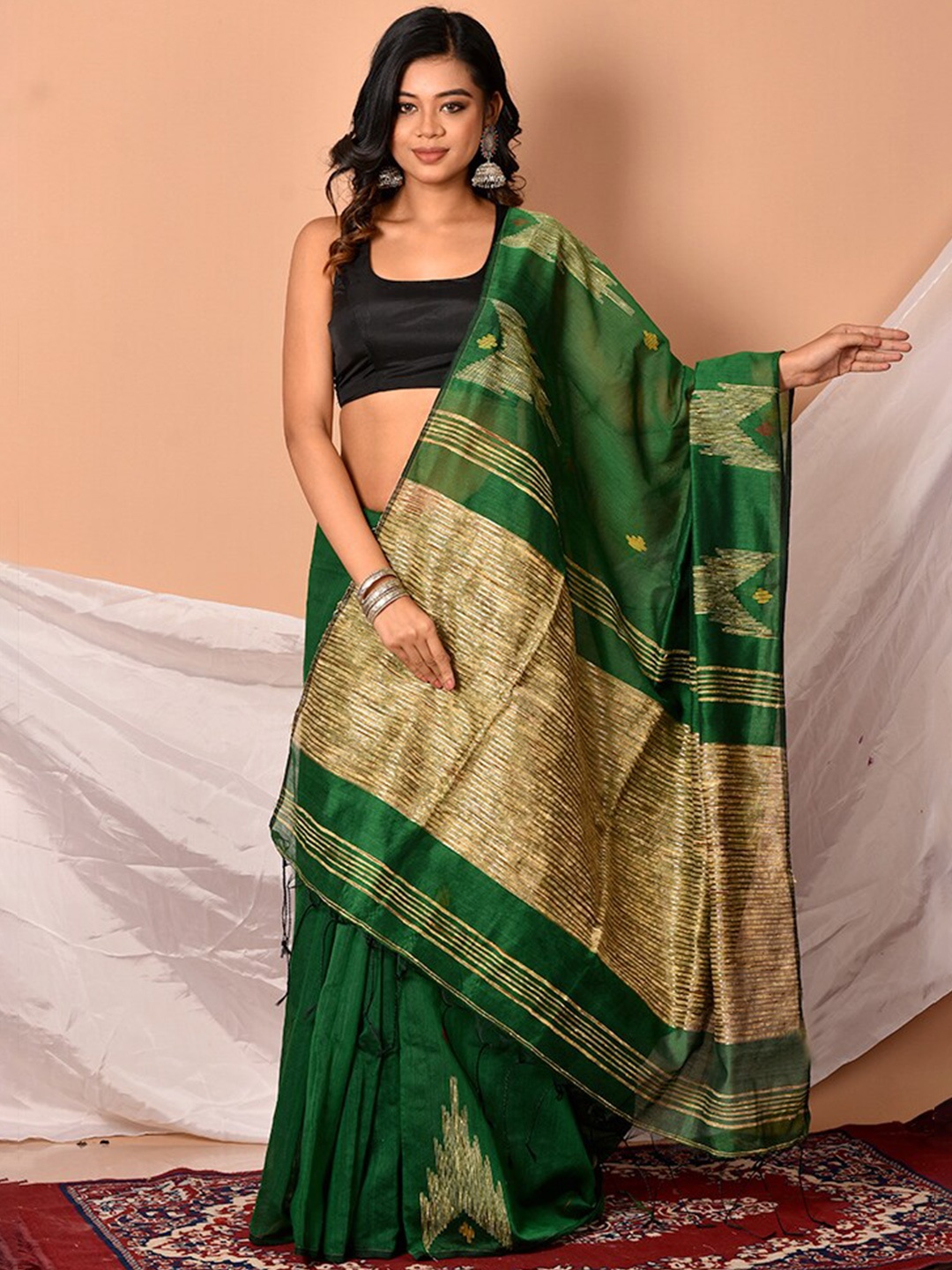 

AllSilks Green & Gold-Toned Woven Design Silk Blend Saree