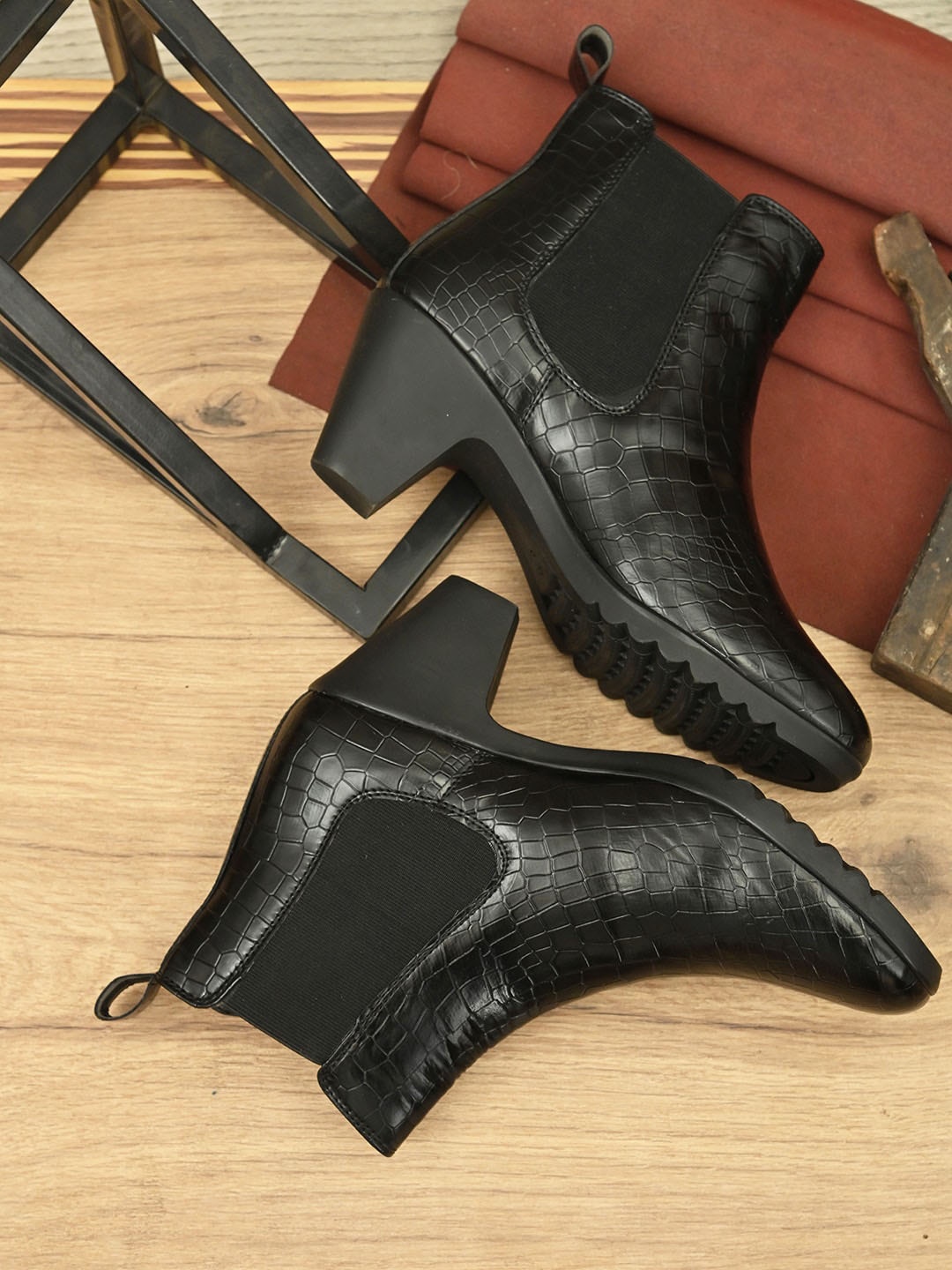 

Roadster Women Black Chelsea Boots