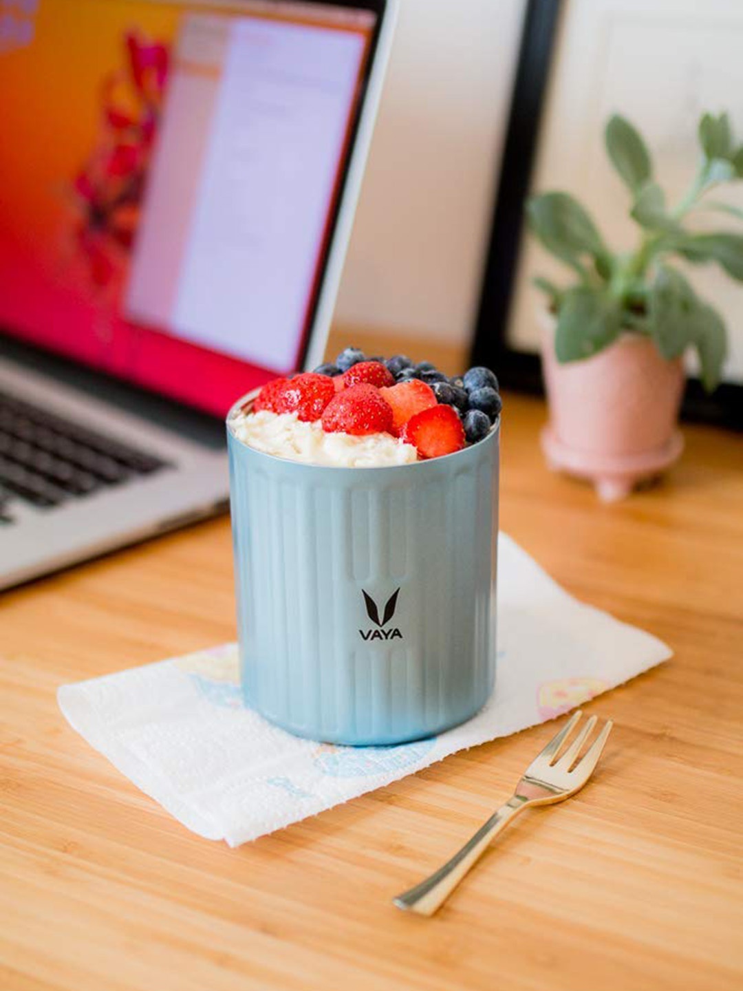 

Vaya Preserve Blue Portable Stainless Steel Lunch Box With Reversible Bag 700 ml