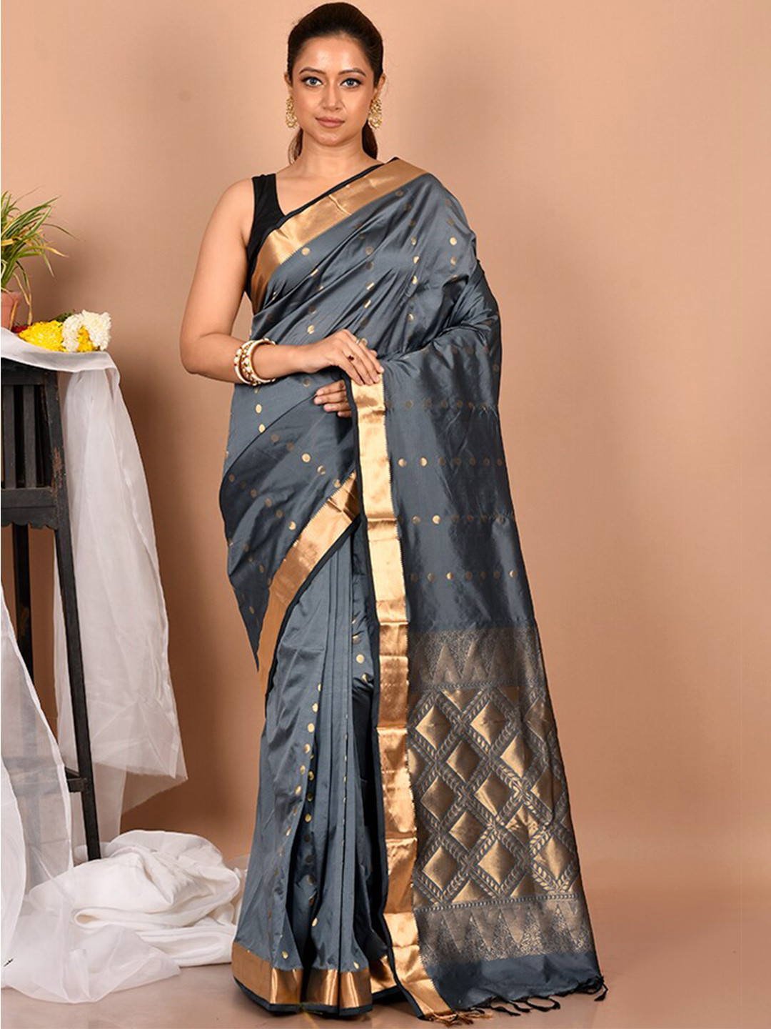 

AllSilks Grey & Gold-Toned Woven Design Zari Silk Blend Kanjeevaram Saree
