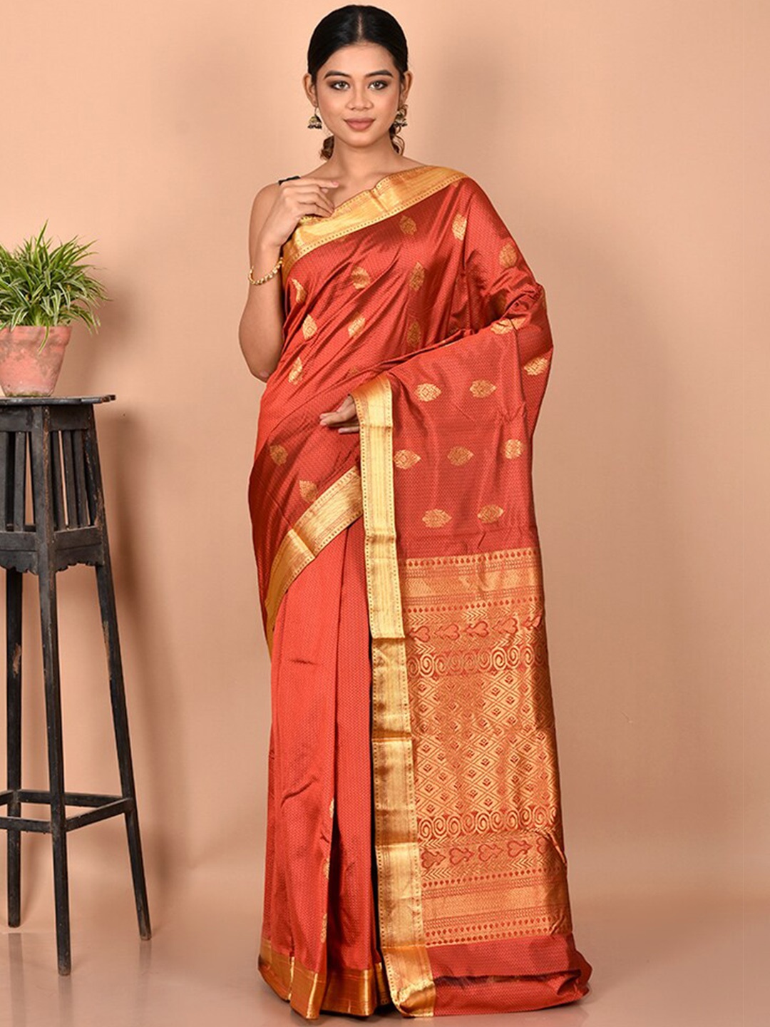 

AllSilks Red & Gold-Toned Woven Design Zari Silk Blend Kanjeevaram Saree