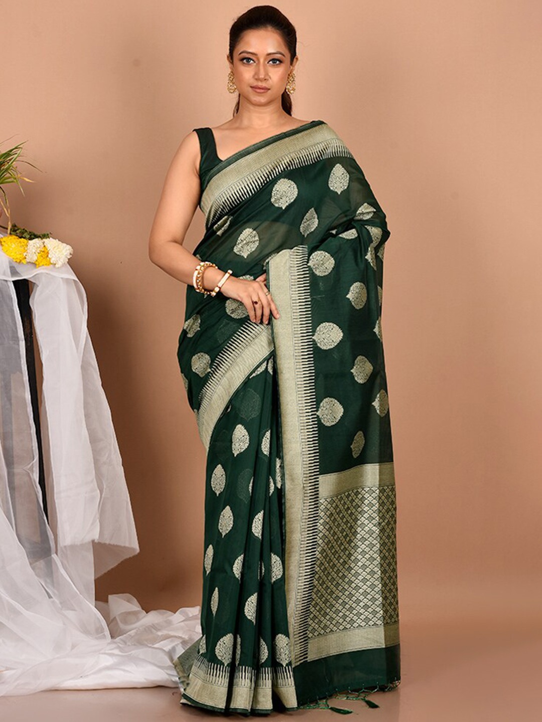 

AllSilks Green & Gold-Toned Woven Design Zari Silk Blend Saree