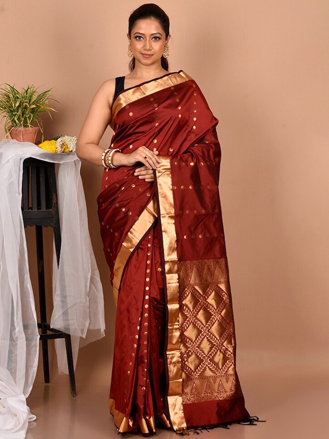 

AllSilks Maroon & Gold-Toned Woven Design Zari Silk Blend Kanjeevaram Saree