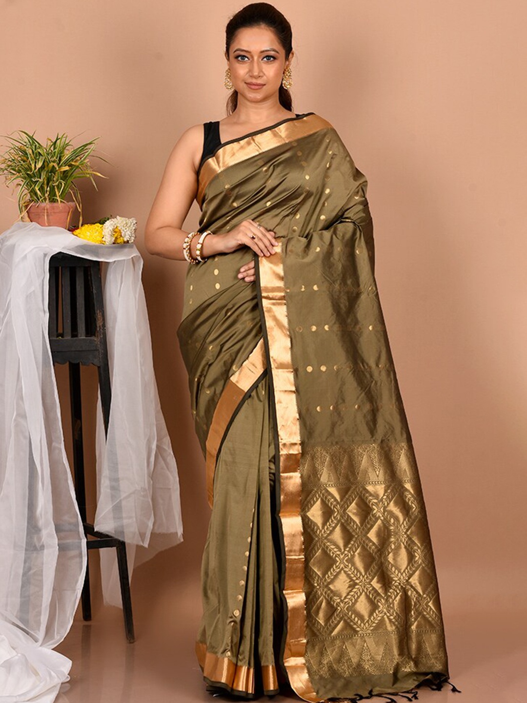 

AllSilks Green & Gold-Toned Woven Design Zari Silk Blend Kanjeevaram Saree