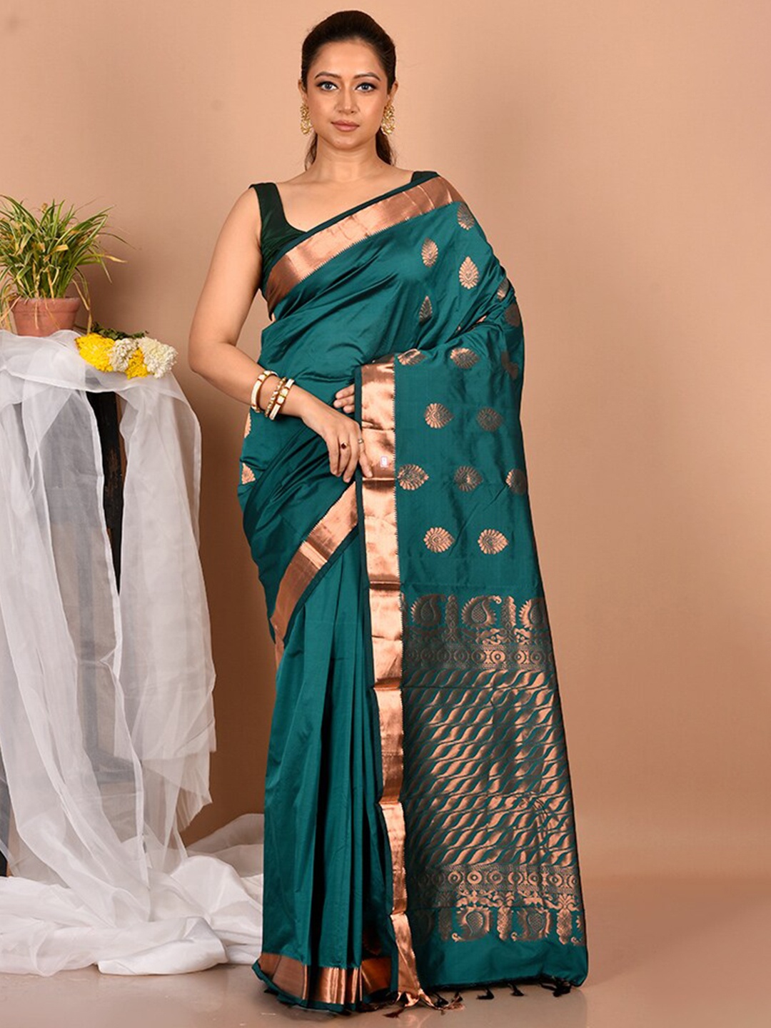 

AllSilks Green & Copper-Toned Woven Design Zari Silk Blend Kanjeevaram Saree